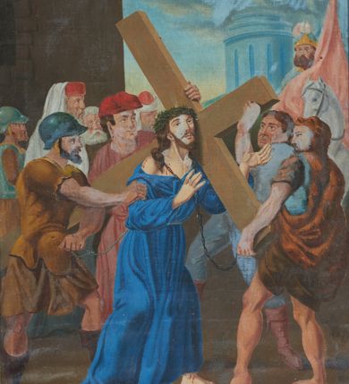 Zdjęcie nr 8: Stacje drogi krzyżowej w kształcie stojących prostokątów w drewnianych ramach. Od góry obrazy ujęte ornamentem rocaille’owym z kartuszami pośrodku, mieszczącym rzymskie numery stacji, wyżej prosty, łaciński krzyż o trójlistnie zakończonych ramionach. Kompozycje wielopostaciowe, kadrowane w sceny z tłem wypełnionym błękitnym niebem i zielonymi pagórkami. Postacie malowane intensywnymi, kontrastowymi plamami barwnymi; twarze o delikatnie zaznaczonych rysach, ubrane w obszerne szaty, miękko kształtowane silnym światłocieniem. Chrystus ubrany jest w niebieską suknię oraz zieloną koronę cierniową. Postacie oprawców o muskularnych ciałach, ukazanych w śmiałych skrótach perspektywicznych. Fizjonomie postaci drugoplanowych oddane sumarycznie. Rama prosta, drewniana, bejcowana, zdobienia złocone i srebrzone.