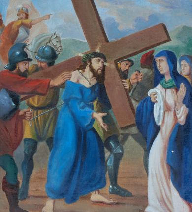 Zdjęcie nr 9: Stacje drogi krzyżowej w kształcie stojących prostokątów w drewnianych ramach. Od góry obrazy ujęte ornamentem rocaille’owym z kartuszami pośrodku, mieszczącym rzymskie numery stacji, wyżej prosty, łaciński krzyż o trójlistnie zakończonych ramionach. Kompozycje wielopostaciowe, kadrowane w sceny z tłem wypełnionym błękitnym niebem i zielonymi pagórkami. Postacie malowane intensywnymi, kontrastowymi plamami barwnymi; twarze o delikatnie zaznaczonych rysach, ubrane w obszerne szaty, miękko kształtowane silnym światłocieniem. Chrystus ubrany jest w niebieską suknię oraz zieloną koronę cierniową. Postacie oprawców o muskularnych ciałach, ukazanych w śmiałych skrótach perspektywicznych. Fizjonomie postaci drugoplanowych oddane sumarycznie. Rama prosta, drewniana, bejcowana, zdobienia złocone i srebrzone.