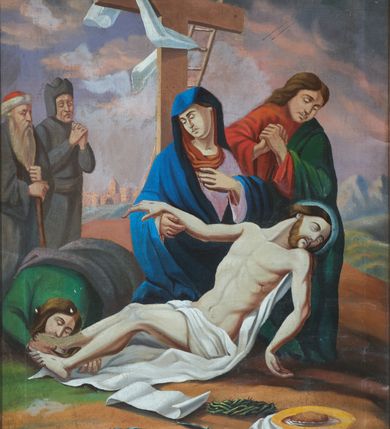 Zdjęcie nr 6: Stacje drogi krzyżowej w kształcie stojących prostokątów w drewnianych ramach. Od góry obrazy ujęte ornamentem rocaille’owym z kartuszami pośrodku, mieszczącym rzymskie numery stacji, wyżej prosty, łaciński krzyż o trójlistnie zakończonych ramionach. Kompozycje wielopostaciowe, kadrowane w sceny z tłem wypełnionym błękitnym niebem i zielonymi pagórkami. Postacie malowane intensywnymi, kontrastowymi plamami barwnymi; twarze o delikatnie zaznaczonych rysach, ubrane w obszerne szaty, miękko kształtowane silnym światłocieniem. Chrystus ubrany jest w niebieską suknię oraz zieloną koronę cierniową. Postacie oprawców o muskularnych ciałach, ukazanych w śmiałych skrótach perspektywicznych. Fizjonomie postaci drugoplanowych oddane sumarycznie. Rama prosta, drewniana, bejcowana, zdobienia złocone i srebrzone.