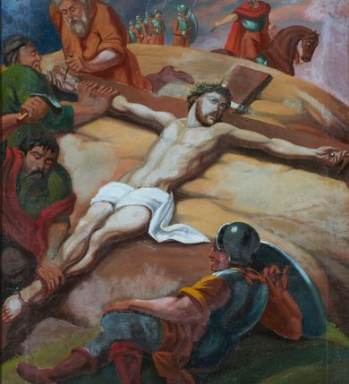 Zdjęcie nr 5: Stacje drogi krzyżowej w kształcie stojących prostokątów w drewnianych ramach. Od góry obrazy ujęte ornamentem rocaille’owym z kartuszami pośrodku, mieszczącym rzymskie numery stacji, wyżej prosty, łaciński krzyż o trójlistnie zakończonych ramionach. Kompozycje wielopostaciowe, kadrowane w sceny z tłem wypełnionym błękitnym niebem i zielonymi pagórkami. Postacie malowane intensywnymi, kontrastowymi plamami barwnymi; twarze o delikatnie zaznaczonych rysach, ubrane w obszerne szaty, miękko kształtowane silnym światłocieniem. Chrystus ubrany jest w niebieską suknię oraz zieloną koronę cierniową. Postacie oprawców o muskularnych ciałach, ukazanych w śmiałych skrótach perspektywicznych. Fizjonomie postaci drugoplanowych oddane sumarycznie. Rama prosta, drewniana, bejcowana, zdobienia złocone i srebrzone.