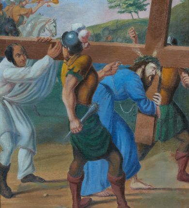 Zdjęcie nr 12: Stacje drogi krzyżowej w kształcie stojących prostokątów w drewnianych ramach. Od góry obrazy ujęte ornamentem rocaille’owym z kartuszami pośrodku, mieszczącym rzymskie numery stacji, wyżej prosty, łaciński krzyż o trójlistnie zakończonych ramionach. Kompozycje wielopostaciowe, kadrowane w sceny z tłem wypełnionym błękitnym niebem i zielonymi pagórkami. Postacie malowane intensywnymi, kontrastowymi plamami barwnymi; twarze o delikatnie zaznaczonych rysach, ubrane w obszerne szaty, miękko kształtowane silnym światłocieniem. Chrystus ubrany jest w niebieską suknię oraz zieloną koronę cierniową. Postacie oprawców o muskularnych ciałach, ukazanych w śmiałych skrótach perspektywicznych. Fizjonomie postaci drugoplanowych oddane sumarycznie. Rama prosta, drewniana, bejcowana, zdobienia złocone i srebrzone.