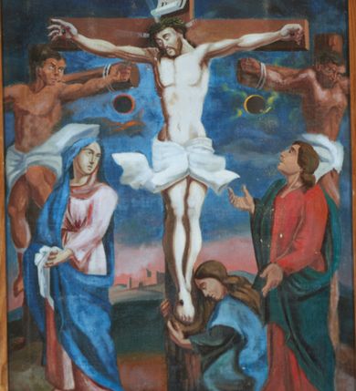 Zdjęcie nr 13: Stacje drogi krzyżowej w kształcie stojących prostokątów w drewnianych ramach. Od góry obrazy ujęte ornamentem rocaille’owym z kartuszami pośrodku, mieszczącym rzymskie numery stacji, wyżej prosty, łaciński krzyż o trójlistnie zakończonych ramionach. Kompozycje wielopostaciowe, kadrowane w sceny z tłem wypełnionym błękitnym niebem i zielonymi pagórkami. Postacie malowane intensywnymi, kontrastowymi plamami barwnymi; twarze o delikatnie zaznaczonych rysach, ubrane w obszerne szaty, miękko kształtowane silnym światłocieniem. Chrystus ubrany jest w niebieską suknię oraz zieloną koronę cierniową. Postacie oprawców o muskularnych ciałach, ukazanych w śmiałych skrótach perspektywicznych. Fizjonomie postaci drugoplanowych oddane sumarycznie. Rama prosta, drewniana, bejcowana, zdobienia złocone i srebrzone.