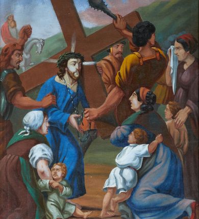 Zdjęcie nr 14: Stacje drogi krzyżowej w kształcie stojących prostokątów w drewnianych ramach. Od góry obrazy ujęte ornamentem rocaille’owym z kartuszami pośrodku, mieszczącym rzymskie numery stacji, wyżej prosty, łaciński krzyż o trójlistnie zakończonych ramionach. Kompozycje wielopostaciowe, kadrowane w sceny z tłem wypełnionym błękitnym niebem i zielonymi pagórkami. Postacie malowane intensywnymi, kontrastowymi plamami barwnymi; twarze o delikatnie zaznaczonych rysach, ubrane w obszerne szaty, miękko kształtowane silnym światłocieniem. Chrystus ubrany jest w niebieską suknię oraz zieloną koronę cierniową. Postacie oprawców o muskularnych ciałach, ukazanych w śmiałych skrótach perspektywicznych. Fizjonomie postaci drugoplanowych oddane sumarycznie. Rama prosta, drewniana, bejcowana, zdobienia złocone i srebrzone.