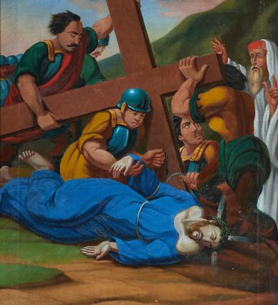 Zdjęcie nr 3: Stacje drogi krzyżowej w kształcie stojących prostokątów w drewnianych ramach. Od góry obrazy ujęte ornamentem rocaille’owym z kartuszami pośrodku, mieszczącym rzymskie numery stacji, wyżej prosty, łaciński krzyż o trójlistnie zakończonych ramionach. Kompozycje wielopostaciowe, kadrowane w sceny z tłem wypełnionym błękitnym niebem i zielonymi pagórkami. Postacie malowane intensywnymi, kontrastowymi plamami barwnymi; twarze o delikatnie zaznaczonych rysach, ubrane w obszerne szaty, miękko kształtowane silnym światłocieniem. Chrystus ubrany jest w niebieską suknię oraz zieloną koronę cierniową. Postacie oprawców o muskularnych ciałach, ukazanych w śmiałych skrótach perspektywicznych. Fizjonomie postaci drugoplanowych oddane sumarycznie. Rama prosta, drewniana, bejcowana, zdobienia złocone i srebrzone.