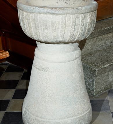 Zdjęcie nr 2: Pierwsza kropielnica ustawiona na okrągłej stopie, zwielokrotnionej; trzon masywny, odgraniczony od góry i od dołu pierścieniami. Czara ujęta od dołu pierścieniem, półkolista, u góry zdobiona rzeźbionym pasem prostego kimationu, a wyżej jodełką; misa metalowa. 
Druga kropielnica o trzonie zwężającymi się ku górze, u góry oddzielonym od czary pierścieniem. Czara półkolista, zdobiona płaską dekoracją imitującą puklowanie. 
