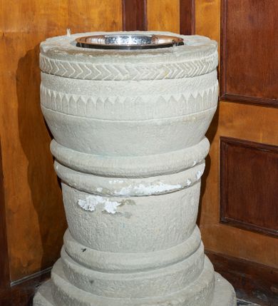 Zdjęcie nr 1: Pierwsza kropielnica ustawiona na okrągłej stopie, zwielokrotnionej; trzon masywny, odgraniczony od góry i od dołu pierścieniami. Czara ujęta od dołu pierścieniem, półkolista, u góry zdobiona rzeźbionym pasem prostego kimationu, a wyżej jodełką; misa metalowa. 
Druga kropielnica o trzonie zwężającymi się ku górze, u góry oddzielonym od czary pierścieniem. Czara półkolista, zdobiona płaską dekoracją imitującą puklowanie. 
