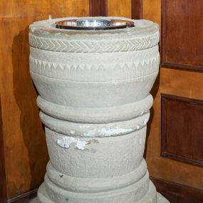 Zdjęcie nr 1: Pierwsza kropielnica ustawiona na okrągłej stopie, zwielokrotnionej; trzon masywny, odgraniczony od góry i od dołu pierścieniami. Czara ujęta od dołu pierścieniem, półkolista, u góry zdobiona rzeźbionym pasem prostego kimationu, a wyżej jodełką; misa metalowa. 
Druga kropielnica o trzonie zwężającymi się ku górze, u góry oddzielonym od czary pierścieniem. Czara półkolista, zdobiona płaską dekoracją imitującą puklowanie. 
