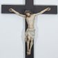 Zdjęcie nr 1: Chrystus przybity do krzyża trzema gwoździami. Figura w delikatnym zwisie, ramiona szeroko rozłożone, kolana silnie ugięte, stopy w układzie prawa na lewą. Twarz podłużna o długim nosie, oczy i usta zamknięte; okolona krótką brodą zakończoną dwoma puklami. Włosy długie, ciemnobrązowe, opadające na plecy i prawe ramię. Na głowie ciemnozielona korona cierniowa. Sylwetka szczupła z wyraźnie uwypukloną linią żeber klatki piersiowej i wąską talią. Ciało pokrywają liczne strużki krwi. Perizonium w formie tkaniny ściśle owijającej biodra, zawiązanej na prawym boku ze zwisem wzdłuż prawego uda. Nad głową Chrystusa biały, pionowy titulus w formie banderoli z napisem: „I(ESUS) N(AZARENUS) / R(EX) I(UDAEROUM)”. Krzyż gładki, malowany na kolor ciemnobrązowy. Polichromia naturalistyczna w odsłoniętych partiach ciała, perizonium białe ze złotą lamówką.