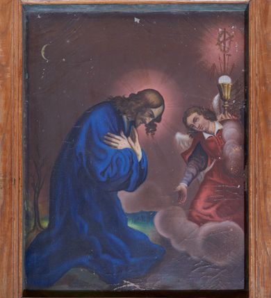 Zdjęcie nr 1: Obraz w kształcie stojącego prostokąta przedstawia modlitwę Jezusa w Ogrójcu. Chrystus ukazany jest w pozycji klęczącej, zwrócony w swoją lewą stronę, głęboko pochylony do przodu ze skrzyżowanymi na piersi rękami. Twarz ma podłużną ze spiczastym podbródkiem, długim nosem i dużymi oczami. Jego twarz i dłonie pokrywają krople krwawego potu. Włosy ma długie, misternie skręcone w pukle, a wokół jego głowy jest rozświetlony nimb. Ubrany jest w niebieski, obszerny płaszcz z szerokimi rękawami, otulający całą postać i spływający na ziemię. Przed nim, po prawej stronie obrazu klęczy anioł, który kłania się przed nim trzymając w uniesionej lewej dłoni kielich z hostią i narzędziami arma Christi: krzyżem, koroną cierniową, włócznią, gąbką z octem i biczami. Anioł ma twarz szeroką z małymi ustami, dużymi oczami, okoloną bujnymi, brązowymi włosami. Ubrany jest w jasnofioletową suknię z długimi rękawami i białym kołnierzykiem oraz czerwoną tunikę. Anioł klęczy na chmurze w kolorze zgaszonego fioletu. W podobnym, ciemniejszym odcieniu ukazano tło obrazu. Po lewej stronie dzieła stoi uschnięte drzewo, a wyżej na niebie ukazano symbole lunarne: księżyc o ludzkiej twarzy i gwiazdę. Kolorystyka obrazu ciemna, karnacja ciała Chrystusa chłodna, kolor płaszcza o barwie intensywnej. Rama drewniana, profilowana, lakierowana. 