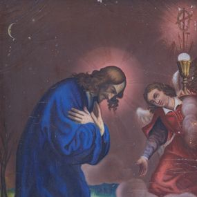 Zdjęcie nr 1: Obraz w kształcie stojącego prostokąta przedstawia modlitwę Jezusa w Ogrójcu. Chrystus ukazany jest w pozycji klęczącej, zwrócony w swoją lewą stronę, głęboko pochylony do przodu ze skrzyżowanymi na piersi rękami. Twarz ma podłużną ze spiczastym podbródkiem, długim nosem i dużymi oczami. Jego twarz i dłonie pokrywają krople krwawego potu. Włosy ma długie, misternie skręcone w pukle, a wokół jego głowy jest rozświetlony nimb. Ubrany jest w niebieski, obszerny płaszcz z szerokimi rękawami, otulający całą postać i spływający na ziemię. Przed nim, po prawej stronie obrazu klęczy anioł, który kłania się przed nim trzymając w uniesionej lewej dłoni kielich z hostią i narzędziami arma Christi: krzyżem, koroną cierniową, włócznią, gąbką z octem i biczami. Anioł ma twarz szeroką z małymi ustami, dużymi oczami, okoloną bujnymi, brązowymi włosami. Ubrany jest w jasnofioletową suknię z długimi rękawami i białym kołnierzykiem oraz czerwoną tunikę. Anioł klęczy na chmurze w kolorze zgaszonego fioletu. W podobnym, ciemniejszym odcieniu ukazano tło obrazu. Po lewej stronie dzieła stoi uschnięte drzewo, a wyżej na niebie ukazano symbole lunarne: księżyc o ludzkiej twarzy i gwiazdę. Kolorystyka obrazu ciemna, karnacja ciała Chrystusa chłodna, kolor płaszcza o barwie intensywnej. Rama drewniana, profilowana, lakierowana. 