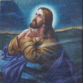 Zdjęcie nr 1: Obraz w kształcie stojącego prostokąta przedstawia Modlitwę w Ogrójcu. Chrystus ukazany jest w pozycji klęczącej, zwrócony w swoją prawą stronę ze splecionymi dłońmi, którymi podpiera podbródek. Twarz ujęta z lewego profilu, podłużna z dużymi oczami i długim nosem, okolona ciemną brodą. Pasma włosów spływają na lewe ramię i plecy, a głowę otacza świetlisty nimb. Chrystus ubrany jest w jasnobrązową suknię i ciemnoniebieski płaszcz. W tle po prawej stronie widok na Golgotę z trzema krzyżami. Kolorystyka ciemna z przewagą koloru ciemnoniebieskiego i ciemnej zieleni. 