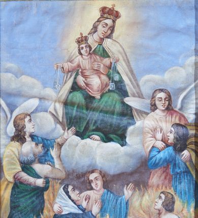 Zdjęcie nr 1: Obraz w kształcie stojącego prostokąta przedstawiający Matkę Boską Szkaplerzną z Dzieciątkiem i duszami czyścowymi. W centrum kompozycji tronująca Matka Boska z Dzieciątkiem na kolanach, po bokach której dwaj aniołowie pomagają wyjść z ognia duszom czyśćcowym. Matka Boska ukazana jest frontalnie z głową pochyloną delikatnie w lewo, na kolanach trzyma Dzieciątko Jezus. Twarz Marii owalna z długim i wąskim nosem oraz drobnymi ustami, głowa okolona brązowymi, długimi włosami. Ubrana jest w zieloną suknię oraz biały płaszcz, spięty pod szyją i zasłaniający ramiona. Głowa ujęta świetlistym nimbem, a na niej założona pełna korona. Dzieciątko ukazane frontalnie z rozłożonymi szeroko na boki rączkami, w których trzyma szkaplerze. Twarz Dzieciątka okrągła z szerokim nosem, małymi ustami i dużymi oczami. Głowa okolona jasnymi i krótkimi włosami. Dzieciątko ubrane jest w jasnoróżową sukienkę. Poniżej, w dolnej strefie kompozycji ukazane zostały dusze czyścowe w poruszonych pozach, pośród płomieni. Tło w górnej strefie jasnobłękitne. Kolorystyka stonowana, jasna. 

