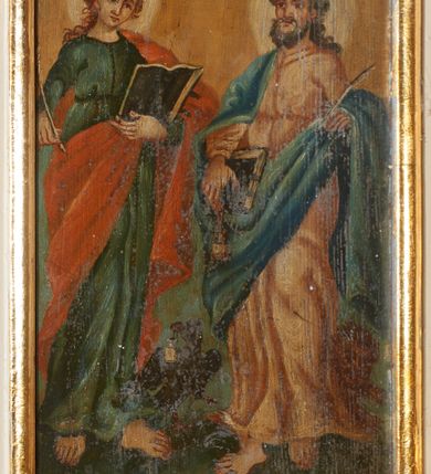 Zdjęcie nr 2: Na ściance przedniej ambony znajduje się obraz przedstawiający św. Mateusza oraz św. Łukasza w towarzystwie odpowiadających im atrybutów: człowieka i woła, z kolei na obrazie na ściance bocznej ambony ukazano: św. Jana z orłem oraz św. Marka z lwem. Ewangeliści zostali przedstawieni frontalnie w postawie stojącej, w delikatnym kontrapoście z prawą nogą ugiętą w kolanie. W prawych dłoniach trzymają pióra do pisania, a w lewych otwartą księgę (za wyjątkiem św. Marka, który w lewej dłoni trzyma pióro, a w prawej zamkniętą księgę). Święci ubrani są w długie suknie z długimi rękawami w kolorze niebieskim (oprócz św. Marka – suknia kolorze różowym) oraz żółte płaszcze (oprócz św. Jana – płaszcz w kolorze czerwonym, a św. Marka – w kolorze niebieskim). Święci mają charakterystyczne duże i bose stopy; twarze podłużne, z dużymi oczami i krótkimi brodami (św. Jan bez zarostu); włosy długie, zaczesane do tyłu. Wokół głów mają złote i koliste nimby. Tło obrazów stonowane, ugrowe. Święty Łukasz, św. Marek oraz człowiek i orzeł trzymają kałamarze. U dołu podpisy: „S(więty) Mateusz”, „S(więty) Łukasz”, „S(więty) Jon”, „S(więty) Marek". Struktura ambony polichromowana na beżowy kolor, profilowania obrazów złocone.
