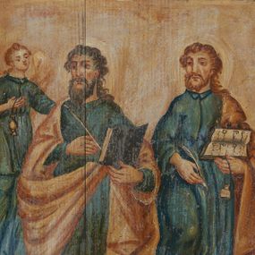 Zdjęcie nr 1: Na ściance przedniej ambony znajduje się obraz przedstawiający św. Mateusza oraz św. Łukasza w towarzystwie odpowiadających im atrybutów: człowieka i woła, z kolei na obrazie na ściance bocznej ambony ukazano: św. Jana z orłem oraz św. Marka z lwem. Ewangeliści zostali przedstawieni frontalnie w postawie stojącej, w delikatnym kontrapoście z prawą nogą ugiętą w kolanie. W prawych dłoniach trzymają pióra do pisania, a w lewych otwartą księgę (za wyjątkiem św. Marka, który w lewej dłoni trzyma pióro, a w prawej zamkniętą księgę). Święci ubrani są w długie suknie z długimi rękawami w kolorze niebieskim (oprócz św. Marka – suknia kolorze różowym) oraz żółte płaszcze (oprócz św. Jana – płaszcz w kolorze czerwonym, a św. Marka – w kolorze niebieskim). Święci mają charakterystyczne duże i bose stopy; twarze podłużne, z dużymi oczami i krótkimi brodami (św. Jan bez zarostu); włosy długie, zaczesane do tyłu. Wokół głów mają złote i koliste nimby. Tło obrazów stonowane, ugrowe. Święty Łukasz, św. Marek oraz człowiek i orzeł trzymają kałamarze. U dołu podpisy: „S(więty) Mateusz”, „S(więty) Łukasz”, „S(więty) Jon”, „S(więty) Marek&quot;. Struktura ambony polichromowana na beżowy kolor, profilowania obrazów złocone.
