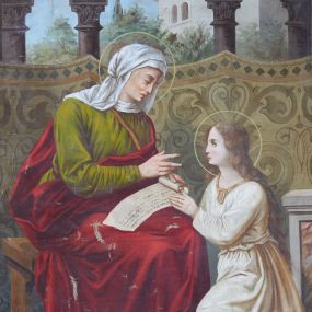 Zdjęcie nr 1: Obraz w kształcie stojącego prostokąta z przedstawieniem Nauczania Marii. W centrum kompozycji św. Anna ukazana w pozycji siedzącej, zwrócona trzy czwarte w lewo, która naucza klęczącą po prawej stronie obrazu Najświętszą Marię Pannę. Święta Anna jest delikatnie pochylona w stronę Marii, w lewej dłoni trzyma leżący na jej kolanach zwój Pisma Świętego. Święta ma podłużną twarz z długim nosem i dużymi oczami, ukazaną z prawego profilu. Ubrana jest w długą, zieloną suknię, czerwony płaszcz odsłaniający prawe ramię oraz biały welon na głowie. Maria zwrócona jest w prawo, ukazana z lewego profilu, klęczy na niebieskiej poduszce. Twarz o delikatnych rysach, okrągła o bladej karnacji, włosy długie i opadające na plecy. Maria ubrana jest w białą sukienkę, podwiązaną w pasie. Wokół głowy obu kobiet okrągłe nimby. Całość ukazana we wnętrzu architektonicznym na tle podwieszonej tapiserii, zdobionej dużymi wzorami ornamentalnymi. W oddali kolumnada, zielone drzewa i wysoki budynek. 


