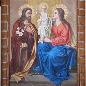 Zdjęcie nr 1: Obraz w kształcie stojącego prostokąta z przedstawieniem Świętej Rodziny. Po prawej stronie siedzi Maria przytrzymując rękami stojące na jej prawym kolanie Dzieciątko Jezus, które lewą dłonią przytrzymuje się jej ramienia, a prawą unosi w geście błogosławieństwa. Maria ma drobną twarz, ukazaną z lewego profilu, prosty i długi nos, duże oczy i delikatnie zaznaczone usta. Brązowe i zwinięte w pukle włosy opadają na jej lewe ramię i plecy. Maria ubrana jest w czerwoną suknię z dekoltem w kształcie litery „V”, ozdobionym złotą bordiurą oraz obszerny niebieski płaszcz z białą podszewką, który opada na kamienny podest ostro załamanymi fałdami. Dzieciątko ubrane jest w białą szatę, luźno zarzuconą na lewe ramię, którą z prawej strony podtrzymuje Maria. Po lewej stronie obrazu stoi św. Józef, zwrócony trzy czwarte w lewo z gałązką białej lilii w prawej dłoni i lewą ręką złożoną na piersi. Twarz podłużna z długim nosem, dużymi oczami, okolona bujną brodą oraz gęstymi, ciemnymi włosami, opadającymi do ramion. Święty ubrany jest w fioletową suknię oraz brązowy płaszcz z jasnobrązową podszewką. Święta Rodzina ukazana została na kamiennym, profilowanym postumencie. Wokół głów postaci zostały umieszczone dekoracyjne koliste nimby, u Dzieciątka Jezus z motywem krzyża, u Marii zdobiony puklowaniem, a wszystkie obficie dekorowane małymi kreseczkami i białymi kropkami. Z tyłu na szarym tle wisi pas złotej tkaniny z motywem małych krzyżyków zamkniętych w podwójnych czwórliściach.