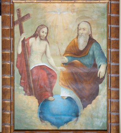 Zdjęcie nr 1: Obraz w kształcie stojącego prostokąta z przedstawieniem Trójcy Świętej. Po prawej stronie znajduje się Bóg Ojciec ukazany w pozycji siedzącej z prawą nogą wspartą na globie ziemskim. Bóg Ojciec został przedstawiony jako starszy mężczyzna, który w prawej dłoni trzyma berło, a lewą ma opuszczoną w dół. Twarz podłużna z długim nosem, okolona długą i siwą brodą; włosy siwe zaczesane do tyłu. Ubrany jest w długą i bladoniebieską suknię oraz brązowy płaszcz przewieszony przez prawe ramię i wokół szyi oraz opadający na kolana. Po lewej stronie kompozycji został ukazany Chrystus w pozycji siedzącej, który prawą ręką ujmuje wysoki krzyż, a prawą nogę wspiera na globie. Twarz podłużna z długim nosem, okolona krótką brodą. Włosy długie, bujne, brązowe, opadające na ramiona i plecy. Ubrany jest w czerwony płaszcz, odsłaniający nagi tors, przewieszony przez prawe ramię i kolana. Pomiędzy Chrystusem, a Bogiem Ojcem, u góry w świetlistej glorii znajduje się gołębica Ducha Świętego z szeroko rozpostartymi skrzydłami. W dolnej części obrazu niebieski glob ziemski oraz białe obłoki, wyżej tło blade, jasnozielone i złote. Wokół głów Chrystusa i Boga Ojca umieszczono złote i okrągłe nimby. 