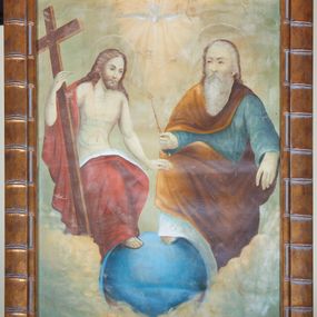 Zdjęcie nr 1: Obraz w kształcie stojącego prostokąta z przedstawieniem Trójcy Świętej. Po prawej stronie znajduje się Bóg Ojciec ukazany w pozycji siedzącej z prawą nogą wspartą na globie. Bóg Ojciec został przedstawiony jako starszy mężczyzna, który w prawej dłoni trzyma berło, a lewą ma opuszczoną w dół. Twarz podłużna z długim nosem, okolona długą i siwą brodą; włosy siwe zaczesane do tyłu. Ubrany jest w długą i bladoniebieską suknię oraz brązowy płaszcz przewieszony przez prawe ramię i wokół szyi oraz opadający na kolana. Po lewej stronie kompozycji został ukazany Chrystus w pozycji siedzącej, który prawą ręką ujmuje wysoki krzyż, a prawą nogę wspiera na globie. Twarz podłużna z długim nosem, okolona krótką brodą. Włosy długie, bujne, brązowe, opadające na ramiona i plecy. Ubrany jest w czerwony płaszcz, odsłaniający nagi tors, przewieszony przez prawe ramię i kolana. Pomiędzy Chrystusem, a Bogiem Ojcem, u góry w świetlistej glorii znajduje się gołębica Ducha Świętego z szeroko rozpostartymi skrzydłami. W dolnej części obrazu niebieski glob ziemski oraz białe obłoki, wyżej tło blade, jasnozielone i złote. Wokół głów Chrystusa i Boga Ojca umieszczono złote i okrągłe nimby. 