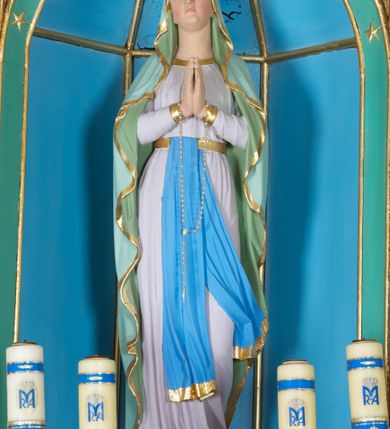 Zdjęcie nr 8: Ołtarz architektoniczny, jednokondygnacyjny, jednoosiowy, ze zwieńczeniem. Ołtarz drewniany, prostopadłościenny, z drewnianą mensą i kamiennym portatylem. Mensa ustawiona na niskim stopniu, na ściance frontowej zdobiona płyciną w kształcie leżącego prostokąta z płaskorzeźbionym monogramem Marii w polu.

Nastawa ołtarzowa ustawiona jest na zdwojonym cokole, ujęta parą ukośnie ustawionych filarów, podtrzymujących przerwane nad osią środkową belkowanie z silnie wysuniętym gzymsem i ukośnie ustawionym przerwanym, segmentowym przyczółkiem z usadzoną na nim parą aniołków. W polu środkowym znajduje się głęboka, trójboczna wnęka, zamknięta półkoliście, z rzeźbą Matki Boskiej z Lourdes, ujęta prostokątną i profilowaną ramą. Nad polem środkowym umieszczony jest owalny kartusz z monogramem Marii na błękitnym polu, ujęty ornamentyką roślinną. Retabulum flankuje para rzeźb: św. Antoniego Padewskiego po prawej i św. Józefa Dzieciątkiem po lewej stronie, ustawionych na wolutowych cokołach.

Zwieńczenie ma kształt prostokąta stojącego o bokach ujętych spływami wolutowymi i zamknięte jest gzymsem w kształcie łuku nadwieszonego, z ażurową, rocaille’ową dekoracją u szczytu; w polu obraz z przedstawieniem św. Józefa z Dzieciątkiem. Gzyms zdobi rząd stylizowanych palmetek.
Trzony podpór oplatają dwie, splecione gałązki róży, spięte u góry karbowaną wstęgą; kapitele mają formę konsolek w kształcie esownicy i zdobione są ornamentyką stylizowanych akroterionów.

Struktura polichromowana jest w kolorze beżowym, wnęka i pole kartusza w kolorze błękitnym, kapitele i detale w kolorze zielonym, ornamentyka i profilowania złocone.  
