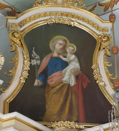 Zdjęcie nr 11: Ołtarz architektoniczny, jednokondygnacyjny, jednoosiowy, ze zwieńczeniem. Ołtarz drewniany, prostopadłościenny, z drewnianą mensą i kamiennym portatylem. Mensa ustawiona na niskim stopniu, na ściance frontowej zdobiona płyciną w kształcie leżącego prostokąta z płaskorzeźbionym monogramem Marii w polu.

Nastawa ołtarzowa ustawiona jest na zdwojonym cokole, ujęta parą ukośnie ustawionych filarów, podtrzymujących przerwane nad osią środkową belkowanie z silnie wysuniętym gzymsem i ukośnie ustawionym przerwanym, segmentowym przyczółkiem z usadzoną na nim parą aniołków. W polu środkowym znajduje się głęboka, trójboczna wnęka, zamknięta półkoliście, z rzeźbą Matki Boskiej z Lourdes, ujęta prostokątną i profilowaną ramą. Nad polem środkowym umieszczony jest owalny kartusz z monogramem Marii na błękitnym polu, ujęty ornamentyką roślinną. Retabulum flankuje para rzeźb: św. Antoniego Padewskiego po prawej i św. Józefa Dzieciątkiem po lewej stronie, ustawionych na wolutowych cokołach.

Zwieńczenie ma kształt prostokąta stojącego o bokach ujętych spływami wolutowymi i zamknięte jest gzymsem w kształcie łuku nadwieszonego, z ażurową, rocaille’ową dekoracją u szczytu; w polu obraz z przedstawieniem św. Józefa z Dzieciątkiem. Gzyms zdobi rząd stylizowanych palmetek.
Trzony podpór oplatają dwie, splecione gałązki róży, spięte u góry karbowaną wstęgą; kapitele mają formę konsolek w kształcie esownicy i zdobione są ornamentyką stylizowanych akroterionów.

Struktura polichromowana jest w kolorze beżowym, wnęka i pole kartusza w kolorze błękitnym, kapitele i detale w kolorze zielonym, ornamentyka i profilowania złocone.  
