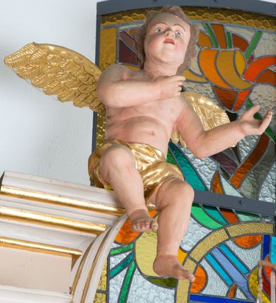 Zdjęcie nr 5: Ołtarz architektoniczny, jednokondygnacyjny, jednoosiowy, ze zwieńczeniem. Ołtarz drewniany, prostopadłościenny, z drewnianą mensą i kamiennym portatylem. Mensa ustawiona na niskim stopniu, na ściance frontowej zdobiona płyciną w kształcie leżącego prostokąta z płaskorzeźbionym monogramem Marii w polu.

Nastawa ołtarzowa ustawiona jest na zdwojonym cokole, ujęta parą ukośnie ustawionych filarów, podtrzymujących przerwane nad osią środkową belkowanie z silnie wysuniętym gzymsem i ukośnie ustawionym przerwanym, segmentowym przyczółkiem z usadzoną na nim parą aniołków. W polu środkowym znajduje się głęboka, trójboczna wnęka, zamknięta półkoliście, z rzeźbą Matki Boskiej z Lourdes, ujęta prostokątną i profilowaną ramą. Nad polem środkowym umieszczony jest owalny kartusz z monogramem Marii na błękitnym polu, ujęty ornamentyką roślinną. Retabulum flankuje para rzeźb: św. Antoniego Padewskiego po prawej i św. Józefa Dzieciątkiem po lewej stronie, ustawionych na wolutowych cokołach.

Zwieńczenie ma kształt prostokąta stojącego o bokach ujętych spływami wolutowymi i zamknięte jest gzymsem w kształcie łuku nadwieszonego, z ażurową, rocaille’ową dekoracją u szczytu; w polu obraz z przedstawieniem św. Józefa z Dzieciątkiem. Gzyms zdobi rząd stylizowanych palmetek.
Trzony podpór oplatają dwie, splecione gałązki róży, spięte u góry karbowaną wstęgą; kapitele mają formę konsolek w kształcie esownicy i zdobione są ornamentyką stylizowanych akroterionów.

Struktura polichromowana jest w kolorze beżowym, wnęka i pole kartusza w kolorze błękitnym, kapitele i detale w kolorze zielonym, ornamentyka i profilowania złocone.  
