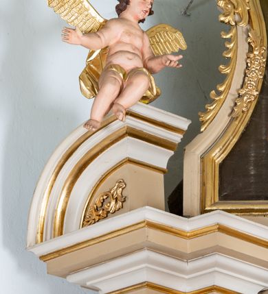 Zdjęcie nr 7: Ołtarz architektoniczny, jednokondygnacyjny, jednoosiowy, ze zwieńczeniem. Ołtarz drewniany, prostopadłościenny, z drewnianą mensą i kamiennym portatylem. Mensa ustawiona na niskim stopniu, na ściance frontowej zdobiona płyciną w kształcie leżącego prostokąta z płaskorzeźbionym monogramem Marii w polu.

Nastawa ołtarzowa ustawiona jest na zdwojonym cokole, ujęta parą ukośnie ustawionych filarów, podtrzymujących przerwane nad osią środkową belkowanie z silnie wysuniętym gzymsem i ukośnie ustawionym przerwanym, segmentowym przyczółkiem z usadzoną na nim parą aniołków. W polu środkowym znajduje się głęboka, trójboczna wnęka, zamknięta półkoliście, z rzeźbą Matki Boskiej z Lourdes, ujęta prostokątną i profilowaną ramą. Nad polem środkowym umieszczony jest owalny kartusz z monogramem Marii na błękitnym polu, ujęty ornamentyką roślinną. Retabulum flankuje para rzeźb: św. Antoniego Padewskiego po prawej i św. Józefa Dzieciątkiem po lewej stronie, ustawionych na wolutowych cokołach.

Zwieńczenie ma kształt prostokąta stojącego o bokach ujętych spływami wolutowymi i zamknięte jest gzymsem w kształcie łuku nadwieszonego, z ażurową, rocaille’ową dekoracją u szczytu; w polu obraz z przedstawieniem św. Józefa z Dzieciątkiem. Gzyms zdobi rząd stylizowanych palmetek.
Trzony podpór oplatają dwie, splecione gałązki róży, spięte u góry karbowaną wstęgą; kapitele mają formę konsolek w kształcie esownicy i zdobione są ornamentyką stylizowanych akroterionów.

Struktura polichromowana jest w kolorze beżowym, wnęka i pole kartusza w kolorze błękitnym, kapitele i detale w kolorze zielonym, ornamentyka i profilowania złocone.  
