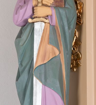 Zdjęcie nr 8: Ołtarz architektoniczny, jednokondygnacyjny, jednoosiowy, ze zwieńczeniem. Ołtarz drewniany, prostopadłościenny, z drewnianą mensą i kamiennym portatylem. Mensa ustawiona na niskim stopniu, na ściance frontowej zdobiona płyciną w kształcie leżącego prostokąta z płaskorzeźbionym monogramem IHS w polu. Nastawa ołtarzowa na zdwojonym cokole, ujęta parą ukośnie ustawionych filarów, podtrzymujących przerwane nad osią środkową belkowanie z silnie wysuniętym gzymsem i ukośnie ustawionym przerwanym, segmentowym przyczółkiem z usadzoną na nim parą aniołków. W polu środkowym głęboka, trójboczna wnęka, zamknięta półkoliście, z rzeźbą Najświętszego Serca Pana Jezusa, ujęta prostokątną, profilowaną ramą. Nad polem środkowym owalny kartusz z monogramem IHS na czerwonym polu, ujęty ornamentyką roślinną. Retabulum flankowane parą rzeźb: św. Piotra po prawej i św. Pawła po lewej stronie, ustawionych na wolutowych cokołach.

Zwieńczenie w kształcie stojącego prostokąta o uciętych bokach ujętych spływami wolutowymi, zamknięte gzymsem w formie łuku nadwieszonego, z ażurową, rocaille’ową dekoracją u szczytu; w polu obraz z przedstawieniem św. Barbary. Gzyms zdobiony rzędem stylizowanych palmetek. Trzony podpór zdobione dwiema, splecionymi gałązkami róży, spiętymi u góry karbowaną wstęgą; kapitele w formie konsolek w kształcie esownicy, zdobione ornamentyką stylizowanych akroterionów akantowych.

Struktura polichromowana w kolorze beżowym; wnęka i kapitele w kolorze różowym; ornamentyka i partie detalu architektonicznego złocone.    
