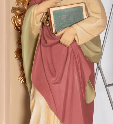 Zdjęcie nr 7: Ołtarz architektoniczny, jednokondygnacyjny, jednoosiowy, ze zwieńczeniem. Ołtarz drewniany, prostopadłościenny, z drewnianą mensą i kamiennym portatylem. Mensa ustawiona na niskim stopniu, na ściance frontowej zdobiona płyciną w kształcie leżącego prostokąta z płaskorzeźbionym monogramem IHS w polu. Nastawa ołtarzowa na zdwojonym cokole, ujęta parą ukośnie ustawionych filarów, podtrzymujących przerwane nad osią środkową belkowanie z silnie wysuniętym gzymsem i ukośnie ustawionym przerwanym, segmentowym przyczółkiem z usadzoną na nim parą aniołków. W polu środkowym głęboka, trójboczna wnęka, zamknięta półkoliście, z rzeźbą Najświętszego Serca Pana Jezusa, ujęta prostokątną, profilowaną ramą. Nad polem środkowym owalny kartusz z monogramem IHS na czerwonym polu, ujęty ornamentyką roślinną. Retabulum flankowane parą rzeźb: św. Piotra po prawej i św. Pawła po lewej stronie, ustawionych na wolutowych cokołach.

Zwieńczenie w kształcie stojącego prostokąta o uciętych bokach ujętych spływami wolutowymi, zamknięte gzymsem w formie łuku nadwieszonego, z ażurową, rocaille’ową dekoracją u szczytu; w polu obraz z przedstawieniem św. Barbary. Gzyms zdobiony rzędem stylizowanych palmetek. Trzony podpór zdobione dwiema, splecionymi gałązkami róży, spiętymi u góry karbowaną wstęgą; kapitele w formie konsolek w kształcie esownicy, zdobione ornamentyką stylizowanych akroterionów akantowych.

Struktura polichromowana w kolorze beżowym; wnęka i kapitele w kolorze różowym; ornamentyka i partie detalu architektonicznego złocone.    
