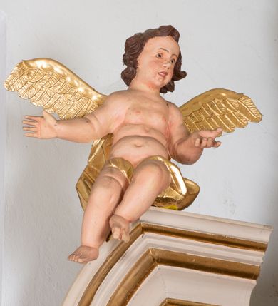 Zdjęcie nr 5: Ołtarz architektoniczny, jednokondygnacyjny, jednoosiowy, ze zwieńczeniem. Ołtarz drewniany, prostopadłościenny, z drewnianą mensą i kamiennym portatylem. Mensa ustawiona na niskim stopniu, na ściance frontowej zdobiona płyciną w kształcie leżącego prostokąta z płaskorzeźbionym monogramem IHS w polu. Nastawa ołtarzowa na zdwojonym cokole, ujęta parą ukośnie ustawionych filarów, podtrzymujących przerwane nad osią środkową belkowanie z silnie wysuniętym gzymsem i ukośnie ustawionym przerwanym, segmentowym przyczółkiem z usadzoną na nim parą aniołków. W polu środkowym głęboka, trójboczna wnęka, zamknięta półkoliście, z rzeźbą Najświętszego Serca Pana Jezusa, ujęta prostokątną, profilowaną ramą. Nad polem środkowym owalny kartusz z monogramem IHS na czerwonym polu, ujęty ornamentyką roślinną. Retabulum flankowane parą rzeźb: św. Piotra po prawej i św. Pawła po lewej stronie, ustawionych na wolutowych cokołach.

Zwieńczenie w kształcie stojącego prostokąta o uciętych bokach ujętych spływami wolutowymi, zamknięte gzymsem w formie łuku nadwieszonego, z ażurową, rocaille’ową dekoracją u szczytu; w polu obraz z przedstawieniem św. Barbary. Gzyms zdobiony rzędem stylizowanych palmetek. Trzony podpór zdobione dwiema, splecionymi gałązkami róży, spiętymi u góry karbowaną wstęgą; kapitele w formie konsolek w kształcie esownicy, zdobione ornamentyką stylizowanych akroterionów akantowych.

Struktura polichromowana w kolorze beżowym; wnęka i kapitele w kolorze różowym; ornamentyka i partie detalu architektonicznego złocone.    
