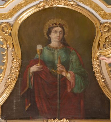 Zdjęcie nr 2: Ołtarz architektoniczny, jednokondygnacyjny, jednoosiowy, ze zwieńczeniem. Ołtarz drewniany, prostopadłościenny, z drewnianą mensą i kamiennym portatylem. Mensa ustawiona na niskim stopniu, na ściance frontowej zdobiona płyciną w kształcie leżącego prostokąta z płaskorzeźbionym monogramem IHS w polu. Nastawa ołtarzowa na zdwojonym cokole, ujęta parą ukośnie ustawionych filarów, podtrzymujących przerwane nad osią środkową belkowanie z silnie wysuniętym gzymsem i ukośnie ustawionym przerwanym, segmentowym przyczółkiem z usadzoną na nim parą aniołków. W polu środkowym głęboka, trójboczna wnęka, zamknięta półkoliście, z rzeźbą Najświętszego Serca Pana Jezusa, ujęta prostokątną, profilowaną ramą. Nad polem środkowym owalny kartusz z monogramem IHS na czerwonym polu, ujęty ornamentyką roślinną. Retabulum flankowane parą rzeźb: św. Piotra po prawej i św. Pawła po lewej stronie, ustawionych na wolutowych cokołach.

Zwieńczenie w kształcie stojącego prostokąta o uciętych bokach ujętych spływami wolutowymi, zamknięte gzymsem w formie łuku nadwieszonego, z ażurową, rocaille’ową dekoracją u szczytu; w polu obraz z przedstawieniem św. Barbary. Gzyms zdobiony rzędem stylizowanych palmetek. Trzony podpór zdobione dwiema, splecionymi gałązkami róży, spiętymi u góry karbowaną wstęgą; kapitele w formie konsolek w kształcie esownicy, zdobione ornamentyką stylizowanych akroterionów akantowych.

Struktura polichromowana w kolorze beżowym; wnęka i kapitele w kolorze różowym; ornamentyka i partie detalu architektonicznego złocone.    
