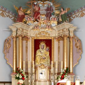 Zdjęcie nr 1: Ołtarz prostopadłościenny, murowany, ustawiony na jednym stopniu. Mensa drewniana, z marmurowym portatylem. W polu antependium rocaille’owy kartusz ujęty parą gałązek palmowych. 

Tabernakulum w formie drewnianej, prostopadłościennej skrzynki na wysokim cokole, o wklęsło-wypukłym rzucie; flankowane parą ustawionych ukośnie kolumienek o kompozytowych kapitelach, dźwigających wyłamane belkowanie. Drzwiczki w formie stojącego prostokąta, obite blachą miedzianą z aplikowanym kielichem z hostią oraz krzyżem na tle promienistej glorii. Nad nimi płaskorzeźbiony, stylizowany ornament rocaille’owy z muszlą palmetową pośrodku. Ścianki boczne dekorowane prostokątnymi płycinami zamkniętymi rocaille’ami z kwiatowymi zwisami. 

Nastawa ołtarzowa architektoniczna, jednokondygnacyjna ze zwieńczeniem, ustawiona na dwustrefowym cokole. Kondygnacja ujęta ustawionymi ukośnie: parą lizen, filarów i dwiema parami kolumn. Podpory dźwigają pełne belkowanie, wyłamane nad osią główną i osiami bocznymi. Podpory ustawione na bazach, o kapitelach kompozytowych; trzony kolumn gładkie, złocone. Na belkowaniu, na wewnętrznej parze podpór siedzące na obłokach figury aniołów. W polu środkowym nisza w formie stojącego prostokąta z obrazem Matki Boskiej Bieńkowskiej, ujęta profilowaną ramą. Nad polem środkowym łuk segmentowy, nadwieszony, zdobiony w polu stylizowanym ornamentem rocaille’owym. Nad łukiem i w zwieńczeniu cztery pary uskrzydlonych główek anielskich na obłokach. Zwieńczenie tworzy grupa rzeźbiarska z przedstawieniem Trójcy Świętej na tle obłoków i promienistej glorii. Filary od wewnątrz dekorowane zwisami utworzonymi z ornamentu rocaille’owego, różanych gałązek, słoneczników, drobnych kwiatów i owoców. Fryz zdobiony pojedynczymi, pięciopłatkowymi kwiatkami. Kondygnacja ujęta uszami w kształcie drapowanej kotary, obwiedzionej złotą lamówką, podtrzymywanej przez parę puttów. Putta ustawione frontalnie, ze skrzyżowanymi nogami, z jedną ręką uniesioną do góry, drugą spuszczoną w dół, z jednym skrzydłem od strony wewnętrznej, z pasem tkaniny spływającym z ramienia na biodra. Putta rzeźbione miękko; twarze owalne, pucułowate, z małymi oczami i ustami; włosy jasne, kędzierzawe. 

Struktura polichromowana w kolorze beżowym z różowymi detalami; kolumny, profile i ornamentyka złocone i srebrzone.
