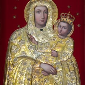 Zdjęcie nr 1: Obraz w kształcie stojącego prostokąta z przedstawianiem Matki Boskiej Śnieżnej. Maria ukazana frontalnie, w półpostaci, z Dzieciątkiem Jezus na lewym ręku, z chustką w skrzyżowanych dłoniach. Twarz podłużna, z długim i wąskim nosem, drobnymi ustami, dużymi oczami podkreślonymi regularnymi łukami brwiowymi. Dzieciątko zwrócone trzy czwarte w prawo, w pozycji siedzącej, z zamkniętą księgą w lewej dłoni, prawą czyniące gest błogosławieństwa. Twarz okrągła o wyrazistych rysach; duże, niebieskie oczy, zarumienione policzki; włosy krótkie, kręcone i jasne. Tło przedstawienia wypełnione czerwonym pluszem. Na postacie Marii i Dzieciątka nałożona metalowa sukienka, trybowana w motywy kwiatowo-liściaste oraz koliste nimby. Na głowach Marii i Jezusa korony zamknięte, zdobione kamieniami i zwieńczone krzyżykami, a wokół koliste nimby i wieniec z 12 gwiazd. 

