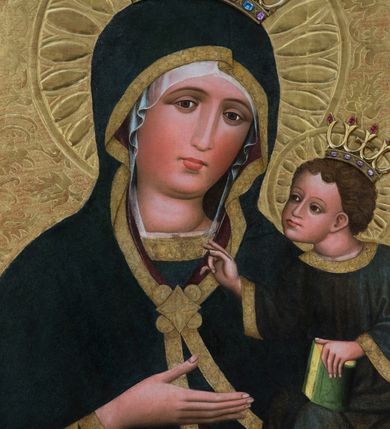 Zdjęcie nr 4: Obraz w kształcie stojącego prostokąta z półpostaciowym przedstawieniem Madonny podtrzymującej lewą ręką Dzieciątko Jezus. Maria ukazana jest na wprost, lekko przechyloną w lewo głowę charakteryzuje owalna, pociągła twarz o wyrazistych oczach z nieznacznie przymkniętymi powiekami, długim, prostym nosie, niewielkich ustach o opadających kącikach, wyraźnie zaróżowionych policzkach oraz subtelnie zaznaczonym podbródku. Maria ubrana jest w ciemnogranatową suknię z szerokimi, dekoracyjnymi, złoconymi obszyciami dekoltu i wąskich mankietów. Na jej głowie jest biała, półprzejrzysta chusta widoczna spod osłaniającego całą sylwetkę ciemnogranatowego płaszcza o bordowej podszewce i szerokiej, złoconej, dekoracyjnej lamówce, spiętego na piersiach dużą, złoconą broszą w kształcie rombu z czterema kółkami przylegającymi do jego lekko wklęsłych boków. Prawą ręką o smukłej, wyprostowanej dłoni Maria wskazuje na trzymane na lewej ręce siedzące Dzieciątko. Zwrócony w trzech czwartych w prawo Jezus lekko pochyla się do przodu. Pociągłą, o trójkątnym obrysie szczęki twarz charakteryzują duże, wyraziste oczy o nieznacznie przymkniętych powiekach, długi, prosty nos oraz niewielkie usta. Krótkie, brązowe, skręcone włosy opadają parą pukli na czoło Dzieciątka. Ubrane jest ono w długą, ciemnogranatową suknię z szerokimi, dekoracyjnymi, złoconymi lamówkami, spod której widoczne są bose stopy. Jezus prawą dłoń unosi w geście błogosławieństwa, lewą trzyma wspartą na kolanach zamkniętą księgę w zielonej oprawie. Głowy postaci okalają ryte w gruncie podobrazia nimby z motywami eliptycznych promieni ujętych wąskim okręgiem, dodatkowo wieńczą je złocone, kameryzowane korony otwarte. Złocone tło przedstawienia zdobi grawerowana wić roślinna. Obraz ujęty jest złoconą ramą w formie ażurowego układu liści akantu.      