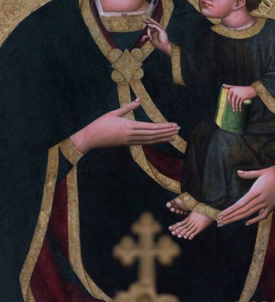 Zdjęcie nr 7: Obraz w kształcie stojącego prostokąta z półpostaciowym przedstawieniem Madonny podtrzymującej lewą ręką Dzieciątko Jezus. Maria ukazana jest na wprost, lekko przechyloną w lewo głowę charakteryzuje owalna, pociągła twarz o wyrazistych oczach z nieznacznie przymkniętymi powiekami, długim, prostym nosie, niewielkich ustach o opadających kącikach, wyraźnie zaróżowionych policzkach oraz subtelnie zaznaczonym podbródku. Maria ubrana jest w ciemnogranatową suknię z szerokimi, dekoracyjnymi, złoconymi obszyciami dekoltu i wąskich mankietów. Na jej głowie jest biała, półprzejrzysta chusta widoczna spod osłaniającego całą sylwetkę ciemnogranatowego płaszcza o bordowej podszewce i szerokiej, złoconej, dekoracyjnej lamówce, spiętego na piersiach dużą, złoconą broszą w kształcie rombu z czterema kółkami przylegającymi do jego lekko wklęsłych boków. Prawą ręką o smukłej, wyprostowanej dłoni Maria wskazuje na trzymane na lewej ręce siedzące Dzieciątko. Zwrócony w trzech czwartych w prawo Jezus lekko pochyla się do przodu. Pociągłą, o trójkątnym obrysie szczęki twarz charakteryzują duże, wyraziste oczy o nieznacznie przymkniętych powiekach, długi, prosty nos oraz niewielkie usta. Krótkie, brązowe, skręcone włosy opadają parą pukli na czoło Dzieciątka. Ubrane jest ono w długą, ciemnogranatową suknię z szerokimi, dekoracyjnymi, złoconymi lamówkami, spod której widoczne są bose stopy. Jezus prawą dłoń unosi w geście błogosławieństwa, lewą trzyma wspartą na kolanach zamkniętą księgę w zielonej oprawie. Głowy postaci okalają ryte w gruncie podobrazia nimby z motywami eliptycznych promieni ujętych wąskim okręgiem, dodatkowo wieńczą je złocone, kameryzowane korony otwarte. Złocone tło przedstawienia zdobi grawerowana wić roślinna. Obraz ujęty jest złoconą ramą w formie ażurowego układu liści akantu.      