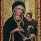 Zdjęcie nr 1: Obraz w kształcie stojącego prostokąta z półpostaciowym przedstawieniem Madonny podtrzymującej lewą ręką Dzieciątko Jezus. Maria ukazana jest na wprost, lekko przechyloną w lewo głowę charakteryzuje owalna, pociągła twarz o wyrazistych oczach z nieznacznie przymkniętymi powiekami, długim, prostym nosie, niewielkich ustach o opadających kącikach, wyraźnie zaróżowionych policzkach oraz subtelnie zaznaczonym podbródku. Maria ubrana jest w ciemnogranatową suknię z szerokimi, dekoracyjnymi, złoconymi obszyciami dekoltu i wąskich mankietów. Na jej głowie jest biała, półprzejrzysta chusta widoczna spod osłaniającego całą sylwetkę ciemnogranatowego płaszcza o bordowej podszewce i szerokiej, złoconej, dekoracyjnej lamówce, spiętego na piersiach dużą, złoconą broszą w kształcie rombu z czterema kółkami przylegającymi do jego lekko wklęsłych boków. Prawą ręką o smukłej, wyprostowanej dłoni Maria wskazuje na trzymane na lewej ręce siedzące Dzieciątko. Zwrócony w trzech czwartych w prawo Jezus lekko pochyla się do przodu. Pociągłą, o trójkątnym obrysie szczęki twarz charakteryzują duże, wyraziste oczy o nieznacznie przymkniętych powiekach, długi, prosty nos oraz niewielkie usta. Krótkie, brązowe, skręcone włosy opadają parą pukli na czoło Dzieciątka. Ubrane jest ono w długą, ciemnogranatową suknię z szerokimi, dekoracyjnymi, złoconymi lamówkami, spod której widoczne są bose stopy. Jezus prawą dłoń unosi w geście błogosławieństwa, lewą trzyma wspartą na kolanach zamkniętą księgę w zielonej oprawie. Głowy postaci okalają ryte w gruncie podobrazia nimby z motywami eliptycznych promieni ujętych wąskim okręgiem, dodatkowo wieńczą je złocone, kameryzowane korony otwarte. Złocone tło przedstawienia zdobi grawerowana wić roślinna. Obraz ujęty jest złoconą ramą w formie ażurowego układu liści akantu.      