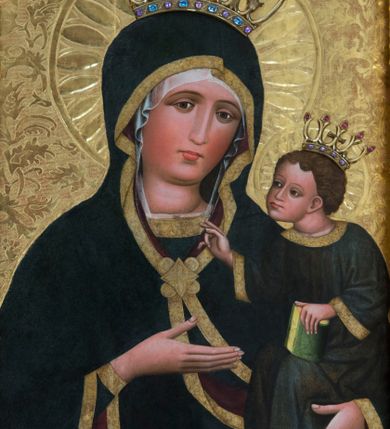 Zdjęcie nr 1: Obraz w kształcie stojącego prostokąta z półpostaciowym przedstawieniem Madonny podtrzymującej lewą ręką Dzieciątko Jezus. Maria ukazana jest na wprost, lekko przechyloną w lewo głowę charakteryzuje owalna, pociągła twarz o wyrazistych oczach z nieznacznie przymkniętymi powiekami, długim, prostym nosie, niewielkich ustach o opadających kącikach, wyraźnie zaróżowionych policzkach oraz subtelnie zaznaczonym podbródku. Maria ubrana jest w ciemnogranatową suknię z szerokimi, dekoracyjnymi, złoconymi obszyciami dekoltu i wąskich mankietów. Na jej głowie jest biała, półprzejrzysta chusta widoczna spod osłaniającego całą sylwetkę ciemnogranatowego płaszcza o bordowej podszewce i szerokiej, złoconej, dekoracyjnej lamówce, spiętego na piersiach dużą, złoconą broszą w kształcie rombu z czterema kółkami przylegającymi do jego lekko wklęsłych boków. Prawą ręką o smukłej, wyprostowanej dłoni Maria wskazuje na trzymane na lewej ręce siedzące Dzieciątko. Zwrócony w trzech czwartych w prawo Jezus lekko pochyla się do przodu. Pociągłą, o trójkątnym obrysie szczęki twarz charakteryzują duże, wyraziste oczy o nieznacznie przymkniętych powiekach, długi, prosty nos oraz niewielkie usta. Krótkie, brązowe, skręcone włosy opadają parą pukli na czoło Dzieciątka. Ubrane jest ono w długą, ciemnogranatową suknię z szerokimi, dekoracyjnymi, złoconymi lamówkami, spod której widoczne są bose stopy. Jezus prawą dłoń unosi w geście błogosławieństwa, lewą trzyma wspartą na kolanach zamkniętą księgę w zielonej oprawie. Głowy postaci okalają ryte w gruncie podobrazia nimby z motywami eliptycznych promieni ujętych wąskim okręgiem, dodatkowo wieńczą je złocone, kameryzowane korony otwarte. Złocone tło przedstawienia zdobi grawerowana wić roślinna. Obraz ujęty jest złoconą ramą w formie ażurowego układu liści akantu.      