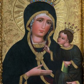 Zdjęcie nr 1: Obraz w kształcie stojącego prostokąta z półpostaciowym przedstawieniem Madonny podtrzymującej lewą ręką Dzieciątko Jezus. Maria ukazana jest na wprost, lekko przechyloną w lewo głowę charakteryzuje owalna, pociągła twarz o wyrazistych oczach z nieznacznie przymkniętymi powiekami, długim, prostym nosie, niewielkich ustach o opadających kącikach, wyraźnie zaróżowionych policzkach oraz subtelnie zaznaczonym podbródku. Maria ubrana jest w ciemnogranatową suknię z szerokimi, dekoracyjnymi, złoconymi obszyciami dekoltu i wąskich mankietów. Na jej głowie jest biała, półprzejrzysta chusta widoczna spod osłaniającego całą sylwetkę ciemnogranatowego płaszcza o bordowej podszewce i szerokiej, złoconej, dekoracyjnej lamówce, spiętego na piersiach dużą, złoconą broszą w kształcie rombu z czterema kółkami przylegającymi do jego lekko wklęsłych boków. Prawą ręką o smukłej, wyprostowanej dłoni Maria wskazuje na trzymane na lewej ręce siedzące Dzieciątko. Zwrócony w trzech czwartych w prawo Jezus lekko pochyla się do przodu. Pociągłą, o trójkątnym obrysie szczęki twarz charakteryzują duże, wyraziste oczy o nieznacznie przymkniętych powiekach, długi, prosty nos oraz niewielkie usta. Krótkie, brązowe, skręcone włosy opadają parą pukli na czoło Dzieciątka. Ubrane jest ono w długą, ciemnogranatową suknię z szerokimi, dekoracyjnymi, złoconymi lamówkami, spod której widoczne są bose stopy. Jezus prawą dłoń unosi w geście błogosławieństwa, lewą trzyma wspartą na kolanach zamkniętą księgę w zielonej oprawie. Głowy postaci okalają ryte w gruncie podobrazia nimby z motywami eliptycznych promieni ujętych wąskim okręgiem, dodatkowo wieńczą je złocone, kameryzowane korony otwarte. Złocone tło przedstawienia zdobi grawerowana wić roślinna. Obraz ujęty jest złoconą ramą w formie ażurowego układu liści akantu.      