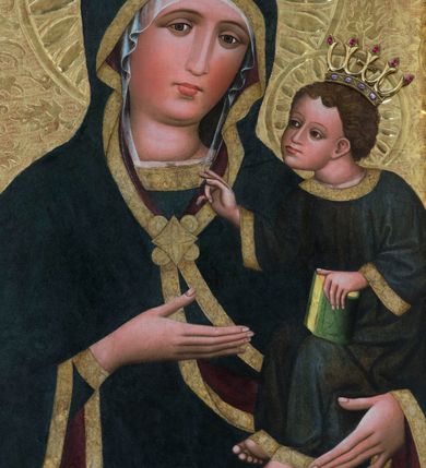 Zdjęcie nr 3: Obraz w kształcie stojącego prostokąta z półpostaciowym przedstawieniem Madonny podtrzymującej lewą ręką Dzieciątko Jezus. Maria ukazana jest na wprost, lekko przechyloną w lewo głowę charakteryzuje owalna, pociągła twarz o wyrazistych oczach z nieznacznie przymkniętymi powiekami, długim, prostym nosie, niewielkich ustach o opadających kącikach, wyraźnie zaróżowionych policzkach oraz subtelnie zaznaczonym podbródku. Maria ubrana jest w ciemnogranatową suknię z szerokimi, dekoracyjnymi, złoconymi obszyciami dekoltu i wąskich mankietów. Na jej głowie jest biała, półprzejrzysta chusta widoczna spod osłaniającego całą sylwetkę ciemnogranatowego płaszcza o bordowej podszewce i szerokiej, złoconej, dekoracyjnej lamówce, spiętego na piersiach dużą, złoconą broszą w kształcie rombu z czterema kółkami przylegającymi do jego lekko wklęsłych boków. Prawą ręką o smukłej, wyprostowanej dłoni Maria wskazuje na trzymane na lewej ręce siedzące Dzieciątko. Zwrócony w trzech czwartych w prawo Jezus lekko pochyla się do przodu. Pociągłą, o trójkątnym obrysie szczęki twarz charakteryzują duże, wyraziste oczy o nieznacznie przymkniętych powiekach, długi, prosty nos oraz niewielkie usta. Krótkie, brązowe, skręcone włosy opadają parą pukli na czoło Dzieciątka. Ubrane jest ono w długą, ciemnogranatową suknię z szerokimi, dekoracyjnymi, złoconymi lamówkami, spod której widoczne są bose stopy. Jezus prawą dłoń unosi w geście błogosławieństwa, lewą trzyma wspartą na kolanach zamkniętą księgę w zielonej oprawie. Głowy postaci okalają ryte w gruncie podobrazia nimby z motywami eliptycznych promieni ujętych wąskim okręgiem, dodatkowo wieńczą je złocone, kameryzowane korony otwarte. Złocone tło przedstawienia zdobi grawerowana wić roślinna. Obraz ujęty jest złoconą ramą w formie ażurowego układu liści akantu.      