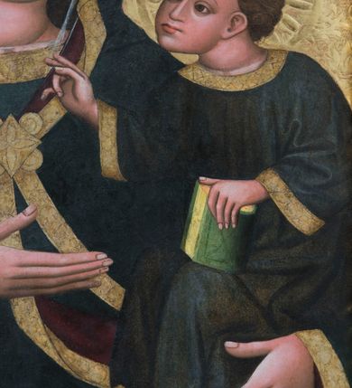 Zdjęcie nr 8: Obraz w kształcie stojącego prostokąta z półpostaciowym przedstawieniem Madonny podtrzymującej lewą ręką Dzieciątko Jezus. Maria ukazana jest na wprost, lekko przechyloną w lewo głowę charakteryzuje owalna, pociągła twarz o wyrazistych oczach z nieznacznie przymkniętymi powiekami, długim, prostym nosie, niewielkich ustach o opadających kącikach, wyraźnie zaróżowionych policzkach oraz subtelnie zaznaczonym podbródku. Maria ubrana jest w ciemnogranatową suknię z szerokimi, dekoracyjnymi, złoconymi obszyciami dekoltu i wąskich mankietów. Na jej głowie jest biała, półprzejrzysta chusta widoczna spod osłaniającego całą sylwetkę ciemnogranatowego płaszcza o bordowej podszewce i szerokiej, złoconej, dekoracyjnej lamówce, spiętego na piersiach dużą, złoconą broszą w kształcie rombu z czterema kółkami przylegającymi do jego lekko wklęsłych boków. Prawą ręką o smukłej, wyprostowanej dłoni Maria wskazuje na trzymane na lewej ręce siedzące Dzieciątko. Zwrócony w trzech czwartych w prawo Jezus lekko pochyla się do przodu. Pociągłą, o trójkątnym obrysie szczęki twarz charakteryzują duże, wyraziste oczy o nieznacznie przymkniętych powiekach, długi, prosty nos oraz niewielkie usta. Krótkie, brązowe, skręcone włosy opadają parą pukli na czoło Dzieciątka. Ubrane jest ono w długą, ciemnogranatową suknię z szerokimi, dekoracyjnymi, złoconymi lamówkami, spod której widoczne są bose stopy. Jezus prawą dłoń unosi w geście błogosławieństwa, lewą trzyma wspartą na kolanach zamkniętą księgę w zielonej oprawie. Głowy postaci okalają ryte w gruncie podobrazia nimby z motywami eliptycznych promieni ujętych wąskim okręgiem, dodatkowo wieńczą je złocone, kameryzowane korony otwarte. Złocone tło przedstawienia zdobi grawerowana wić roślinna. Obraz ujęty jest złoconą ramą w formie ażurowego układu liści akantu.      