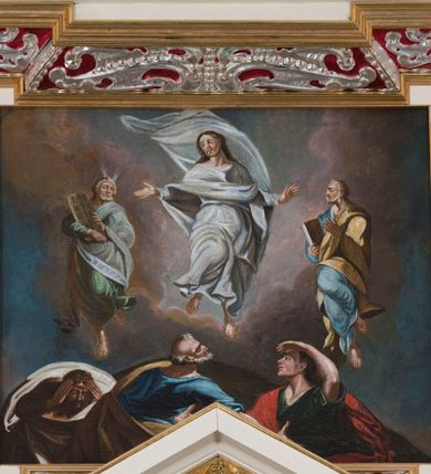 Zdjęcie nr 1: Obraz w kształcie leżącego prostokąta zawiera przedstawienie sceny Przemienienia Jezusa na Górze Tabor. Kompozycję malowidła charakteryzuje dwustrefowość. W górnej partii, na tle ciemnobłękitnego nieba i szaro-różowych obłoków ukazane są trzy, unoszące się postaci. Pośrodku znajduje się sylwetka wyobrażonego na wprost Jezusa w zdynamizowanej pozie. Zwróconą w trzech czwartych w prawo głowę charakteryzuje owalna twarz o wyrazistych rysach, zaróżowionych policzkach oraz krótkim, brązowym zaroście. Długie, falowane włosy opadają na plecy. Jezus ubrany jest w długą, białą, przewiązaną w pasie suknię oraz przerzucony przez ramiona, mocno rozwiany, unoszący się ponad jego głową, biały płaszcz. Ręce rozłożone są na boki, natomiast prawa noga zgięta jest w kolanie. Po lewej stronie Jezusa znajduje się ukazany niemal na wprost Mojżesz. Zwróconą w trzech czwartych w lewo głowę charakteryzuje zaokrąglona twarz o wyrazistych rysach dojrzałego mężczyzny z dużymi oczami, wydatnym nosem, bruzdami na czole oraz krótkim, siwym zarostem. Długie, zaczesane do tyłu włosy opadają na plecy mężczyzny. Strój Mojżesza stanowi długa, zielona suknia oraz narzucony na lewą rękę i osłaniający znacznie jego sylwetkę jasnozielony płaszcz z odcieniami szarości. Lewa noga jest zgięta w kolanie. Mężczyzna oburącz podtrzymuje parę prostokątnych, półkoliście zakończonych tablic kamiennych z wypisanymi na nich rzymskimi numerami. Ponad głową Mojżesza widnieje para wiązek promieni. Po prawej stronie Jezusa znajduje się sylwetka zwróconego w trzech czwartych w prawo Eliasza. Ukazaną w profilu twarz charakteryzują wyraziste rysy dojrzałego mężczyzny o dużych oczach i nosie oraz z krótkim, siwym zarostem. Krótkie włosy odsłaniają duże ucho. Mężczyzna ubrany jest w długą, błękitną suknię oraz przerzucony przez lewą rękę jasnobrązowy płaszcz. W prawej ręce trzyma zamkniętą księgę, lewą unosi na wysokości klatki piersiowej. Lewa noga jest zgięta w kolanie. W dolnej partii obrazu ukazane są półpostaciowo sylwetki trzech apostołów usytuowanych na tle łagodnego wzniesienia. Po prawej stronie kompozycji znajduje się zwrócony w trzech czwartych w prawo św. Jan. Jego młodzieńczą, pozbawioną zarostu i ukazaną w profilu twarz charakteryzują wyraziste rysy z półprzymkniętymi oczami, zadartym nosem, pełnymi ustami oraz wydatnymi kośćmi policzkowymi i zarysem szczęki. Długie, ciemnobrązowe włosy opadają na plecy. Apostoł ubrany jest w ciemnozieloną suknię z podciągniętym rękawem oraz przerzucony przez prawe ramię czerwony płaszcz. Prawą rękę wspiera na piersiach, lewą wzniesioną, przesłania oczy. Pośrodku znajduje się ukazany tyłem św. Piotr. Zwróconą profilem w prawo i odchyloną mocno do tyłu głowę charakteryzuje twarz o rysach mężczyzny w podeszłym wieku z długim, prostym nosem i krótkim, siwym zarostem. Wydatną łysinę ujmuje pas krótkich, siwych włosów u nasady głowy oraz kępa tuż nad czołem. Święty ubrany jest w niebieską suknię oraz okalający sylwetkę brązowy płaszcz. Po lewej stronie kompozycji ukazany jest zwrócony na wprost, nieco pochylony św. Jakub Starszy. Twarz o rysach dojrzałego mężczyzny charakteryzuje śniada karnacja, długi, zaokrąglony na końcu nos oraz długi, ciemnobrązowy zarost. Święty ubrany jest w ciemnobrązową suknię oraz okalający sylwetkę ciemnobrązowy płaszcz z kremową podszewką. Sylwetki postaci charakteryzują zdynamizowane pozy, a ich szaty są intensywnie drapowane i rozwiane. 
Modelunek cechuje dynamicznie kształtowana plama barwna o intensywnej, zróżnicowanej i nasyconej kolorystyce oraz kontrastowych zestawieniach.      
