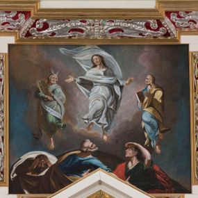 Zdjęcie nr 1: Obraz w kształcie leżącego prostokąta zawiera przedstawienie sceny Przemienienia Jezusa na Górze Tabor. Kompozycję malowidła charakteryzuje dwustrefowość. W górnej partii, na tle ciemnobłękitnego nieba i szaro-różowych obłoków ukazane są trzy, unoszące się postaci. Pośrodku znajduje się sylwetka wyobrażonego na wprost Jezusa w zdynamizowanej pozie. Zwróconą w trzech czwartych w prawo głowę charakteryzuje owalna twarz o wyrazistych rysach, zaróżowionych policzkach oraz krótkim, brązowym zaroście. Długie, falowane włosy opadają na plecy. Jezus ubrany jest w długą, białą, przewiązaną w pasie suknię oraz przerzucony przez ramiona, mocno rozwiany, unoszący się ponad jego głową, biały płaszcz. Ręce rozłożone są na boki, natomiast prawa noga zgięta jest w kolanie. Po lewej stronie Jezusa znajduje się ukazany niemal na wprost Mojżesz. Zwróconą w trzech czwartych w lewo głowę charakteryzuje zaokrąglona twarz o wyrazistych rysach dojrzałego mężczyzny z dużymi oczami, wydatnym nosem, bruzdami na czole oraz krótkim, siwym zarostem. Długie, zaczesane do tyłu włosy opadają na plecy mężczyzny. Strój Mojżesza stanowi długa, zielona suknia oraz narzucony na lewą rękę i osłaniający znacznie jego sylwetkę jasnozielony płaszcz z odcieniami szarości. Lewa noga jest zgięta w kolanie. Mężczyzna oburącz podtrzymuje parę prostokątnych, półkoliście zakończonych tablic kamiennych z wypisanymi na nich rzymskimi numerami. Ponad głową Mojżesza widnieje para wiązek promieni. Po prawej stronie Jezusa znajduje się sylwetka zwróconego w trzech czwartych w prawo Eliasza. Ukazaną w profilu twarz charakteryzują wyraziste rysy dojrzałego mężczyzny o dużych oczach i nosie oraz z krótkim, siwym zarostem. Krótkie włosy odsłaniają duże ucho. Mężczyzna ubrany jest w długą, błękitną suknię oraz przerzucony przez lewą rękę jasnobrązowy płaszcz. W prawej ręce trzyma zamkniętą księgę, lewą unosi na wysokości klatki piersiowej. Lewa noga jest zgięta w kolanie. W dolnej partii obrazu ukazane są półpostaciowo sylwetki trzech apostołów usytuowanych na tle łagodnego wzniesienia. Po prawej stronie kompozycji znajduje się zwrócony w trzech czwartych w prawo św. Jan. Jego młodzieńczą, pozbawioną zarostu i ukazaną w profilu twarz charakteryzują wyraziste rysy z półprzymkniętymi oczami, zadartym nosem, pełnymi ustami oraz wydatnymi kośćmi policzkowymi i zarysem szczęki. Długie, ciemnobrązowe włosy opadają na plecy. Apostoł ubrany jest w ciemnozieloną suknię z podciągniętym rękawem oraz przerzucony przez prawe ramię czerwony płaszcz. Prawą rękę wspiera na piersiach, lewą wzniesioną, przesłania oczy. Pośrodku znajduje się ukazany tyłem św. Piotr. Zwróconą profilem w prawo i odchyloną mocno do tyłu głowę charakteryzuje twarz o rysach mężczyzny w podeszłym wieku z długim, prostym nosem i krótkim, siwym zarostem. Wydatną łysinę ujmuje pas krótkich, siwych włosów u nasady głowy oraz kępa tuż nad czołem. Święty ubrany jest w niebieską suknię oraz okalający sylwetkę brązowy płaszcz. Po lewej stronie kompozycji ukazany jest zwrócony na wprost, nieco pochylony św. Jakub Starszy. Twarz o rysach dojrzałego mężczyzny charakteryzuje śniada karnacja, długi, zaokrąglony na końcu nos oraz długi, ciemnobrązowy zarost. Święty ubrany jest w ciemnobrązową suknię oraz okalający sylwetkę ciemnobrązowy płaszcz z kremową podszewką. Sylwetki postaci charakteryzują zdynamizowane pozy, a ich szaty są intensywnie drapowane i rozwiane. 
Modelunek cechuje dynamicznie kształtowana plama barwna o intensywnej, zróżnicowanej i nasyconej kolorystyce oraz kontrastowych zestawieniach.      
