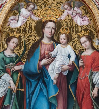Zdjęcie nr 1: Obraz w kształcie stojącego prostokąta zamkniętego półkolistym łukiem nadwieszonym przedstawia całopostaciowy wizerunek Madonny z Dzieciątkiem w otoczeniu św. Małgorzaty i św. Katarzyny Aleksandryjskiej. Stojąca w wydatnym kontrapoście Maria nieznacznie zwrócona jest w trzech czwartych w lewo. Długie, falowane, jasnobrązowe włosy opadają na ramiona i plecy. Maria ubrana jest w jasnoczerwoną, spiętą w pasie suknię z lamowanym wykończeniem dekoltu z koronką oraz narzucony na ramiona, podwinięty pod prawą rękę i osłaniający prawą nogę niebieski płaszcz ze złoconym obszyciem. Pod jej stopami znajduje się sierp księżyca. Prawą dłonią wskazuje na podtrzymywane lewą ręką Dzieciątko Jezus w trzech czwartych zwrócone w prawo. Subtelną, o dziecięcych rysach twarz ujmują krótkie, kręcone włosy z pojedynczym puklem nad czołem. Jezus ubrany jest w długą, białą suknię, przewiązaną w pasie i z podobnym do sukni Marii wykończeiem dekoltu. W prawej, nieznacznie uniesionej ręce trzyma jabłko, lewą, lekko zgiętą w łokciu, opuszcza wzdłuż ciała. Po prawej stronie Madonny stoi w kontrapoście, zwrócona w trzech czwartych w prawo św. Małgorzata. Długie, jasnobrązowe włosy opadają na plecy. Święta ubrana jest w długą, czerwoną suknię częściowo obszytą perłami, z odciętym gorsetem o kwadratowym dekolcie i krótkich, szerokich rękawach, spod których widoczna jest biała koszula o obszernych, bufiastych rękawach i wąskich mankietach. Plecy osłania długi, zielony płaszcz, którego poła wsunięta jest pod lewą, opuszczoną wzdłuż ciała ręką. W prawej, wspartej na piersiach święta trzyma niewielki krzyż. Pod jej stopami znajduje się sylwetka spoglądającego do góry smoka z obrożą na szyi, której łańcuch święta trzyma w lewej dłoni. Tuż nad lewym ramieniem św. Małgorzaty unosi się biały gołąb. Po lewej stronie Madonny stoi w kontrapoście św. Katarzyna Aleksandryjska zwrócona w trzech czwartych lewo. Zaczesane do tyłu długie włosy opadają na plecy. Święta ubrana jest w jasnofioletową spódnicę i białą koszulę której obszerny kołnierz i szeroki rękaw z wąskim mankietem widoczne są spod sięgającej kolan, zielonej sukni o podsuniętych, szerokich rękawach i bogato kameryzowanym gorsecie. Rękami podtrzymuje zsuwający się z pleców czerwony płaszcz. W lewej, uniesionej na wysokości talii ręce trzyma gałązkę palmową, prawą, opuszczoną w dół podtrzymuje wsparty na podłożu miecz. U stóp świętej leży fragment złamanego koła. Owalne twarze Marii i świętych charakteryzuje jasna karnacja, delikatny modelunek, subtelne, młodzieńcze rysy oraz lekko zaróżowione policzki. Głowę Madonny i Dzieciątka wieńczą zamknięte korony, a świętych – korony w typie otwartym; wszystkie są kameryzowane. W górnej partii przedstawienia unosi się para ubranych w jasnoróżowe sukienki aniołów nakładających koronę na głowę Marii i  trzymających w dłoniach gałązki palmowe. Tło przedstawienia jest złocone z rytą dekoracją w formie ornamentyki roślinnej, głowy świętych, Marii i Dzieciątka okalają nimby, natomiast u góry kompozycji widoczny jest fragment tarczy słonecznej.      