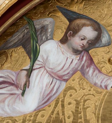 Zdjęcie nr 3: Obraz w kształcie stojącego prostokąta zamkniętego półkolistym łukiem nadwieszonym przedstawia całopostaciowy wizerunek Madonny z Dzieciątkiem w otoczeniu św. Małgorzaty i św. Katarzyny Aleksandryjskiej. Stojąca w wydatnym kontrapoście Maria nieznacznie zwrócona jest w trzech czwartych w lewo. Długie, falowane, jasnobrązowe włosy opadają na ramiona i plecy. Maria ubrana jest w jasnoczerwoną, spiętą w pasie suknię z lamowanym wykończeniem dekoltu z koronką oraz narzucony na ramiona, podwinięty pod prawą rękę i osłaniający prawą nogę niebieski płaszcz ze złoconym obszyciem. Pod jej stopami znajduje się sierp księżyca. Prawą dłonią wskazuje na podtrzymywane lewą ręką Dzieciątko Jezus w trzech czwartych zwrócone w prawo. Subtelną, o dziecięcych rysach twarz ujmują krótkie, kręcone włosy z pojedynczym puklem nad czołem. Jezus ubrany jest w długą, białą suknię, przewiązaną w pasie i z podobnym do sukni Marii wykończeiem dekoltu. W prawej, nieznacznie uniesionej ręce trzyma jabłko, lewą, lekko zgiętą w łokciu, opuszcza wzdłuż ciała. Po prawej stronie Madonny stoi w kontrapoście, zwrócona w trzech czwartych w prawo św. Małgorzata. Długie, jasnobrązowe włosy opadają na plecy. Święta ubrana jest w długą, czerwoną suknię częściowo obszytą perłami, z odciętym gorsetem o kwadratowym dekolcie i krótkich, szerokich rękawach, spod których widoczna jest biała koszula o obszernych, bufiastych rękawach i wąskich mankietach. Plecy osłania długi, zielony płaszcz, którego poła wsunięta jest pod lewą, opuszczoną wzdłuż ciała ręką. W prawej, wspartej na piersiach święta trzyma niewielki krzyż. Pod jej stopami znajduje się sylwetka spoglądającego do góry smoka z obrożą na szyi, której łańcuch święta trzyma w lewej dłoni. Tuż nad lewym ramieniem św. Małgorzaty unosi się biały gołąb. Po lewej stronie Madonny stoi w kontrapoście św. Katarzyna Aleksandryjska zwrócona w trzech czwartych lewo. Zaczesane do tyłu długie włosy opadają na plecy. Święta ubrana jest w jasnofioletową spódnicę i białą koszulę której obszerny kołnierz i szeroki rękaw z wąskim mankietem widoczne są spod sięgającej kolan, zielonej sukni o podsuniętych, szerokich rękawach i bogato kameryzowanym gorsecie. Rękami podtrzymuje zsuwający się z pleców czerwony płaszcz. W lewej, uniesionej na wysokości talii ręce trzyma gałązkę palmową, prawą, opuszczoną w dół podtrzymuje wsparty na podłożu miecz. U stóp świętej leży fragment złamanego koła. Owalne twarze Marii i świętych charakteryzuje jasna karnacja, delikatny modelunek, subtelne, młodzieńcze rysy oraz lekko zaróżowione policzki. Głowę Madonny i Dzieciątka wieńczą zamknięte korony, a świętych – korony w typie otwartym; wszystkie są kameryzowane. W górnej partii przedstawienia unosi się para ubranych w jasnoróżowe sukienki aniołów nakładających koronę na głowę Marii i  trzymających w dłoniach gałązki palmowe. Tło przedstawienia jest złocone z rytą dekoracją w formie ornamentyki roślinnej, głowy świętych, Marii i Dzieciątka okalają nimby, natomiast u góry kompozycji widoczny jest fragment tarczy słonecznej.      