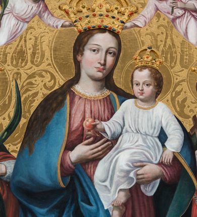 Zdjęcie nr 2: Obraz w kształcie stojącego prostokąta zamkniętego półkolistym łukiem nadwieszonym przedstawia całopostaciowy wizerunek Madonny z Dzieciątkiem w otoczeniu św. Małgorzaty i św. Katarzyny Aleksandryjskiej. Stojąca w wydatnym kontrapoście Maria nieznacznie zwrócona jest w trzech czwartych w lewo. Długie, falowane, jasnobrązowe włosy opadają na ramiona i plecy. Maria ubrana jest w jasnoczerwoną, spiętą w pasie suknię z lamowanym wykończeniem dekoltu z koronką oraz narzucony na ramiona, podwinięty pod prawą rękę i osłaniający prawą nogę niebieski płaszcz ze złoconym obszyciem. Pod jej stopami znajduje się sierp księżyca. Prawą dłonią wskazuje na podtrzymywane lewą ręką Dzieciątko Jezus w trzech czwartych zwrócone w prawo. Subtelną, o dziecięcych rysach twarz ujmują krótkie, kręcone włosy z pojedynczym puklem nad czołem. Jezus ubrany jest w długą, białą suknię, przewiązaną w pasie i z podobnym do sukni Marii wykończeiem dekoltu. W prawej, nieznacznie uniesionej ręce trzyma jabłko, lewą, lekko zgiętą w łokciu, opuszcza wzdłuż ciała. Po prawej stronie Madonny stoi w kontrapoście, zwrócona w trzech czwartych w prawo św. Małgorzata. Długie, jasnobrązowe włosy opadają na plecy. Święta ubrana jest w długą, czerwoną suknię częściowo obszytą perłami, z odciętym gorsetem o kwadratowym dekolcie i krótkich, szerokich rękawach, spod których widoczna jest biała koszula o obszernych, bufiastych rękawach i wąskich mankietach. Plecy osłania długi, zielony płaszcz, którego poła wsunięta jest pod lewą, opuszczoną wzdłuż ciała ręką. W prawej, wspartej na piersiach święta trzyma niewielki krzyż. Pod jej stopami znajduje się sylwetka spoglądającego do góry smoka z obrożą na szyi, której łańcuch święta trzyma w lewej dłoni. Tuż nad lewym ramieniem św. Małgorzaty unosi się biały gołąb. Po lewej stronie Madonny stoi w kontrapoście św. Katarzyna Aleksandryjska zwrócona w trzech czwartych lewo. Zaczesane do tyłu długie włosy opadają na plecy. Święta ubrana jest w jasnofioletową spódnicę i białą koszulę której obszerny kołnierz i szeroki rękaw z wąskim mankietem widoczne są spod sięgającej kolan, zielonej sukni o podsuniętych, szerokich rękawach i bogato kameryzowanym gorsecie. Rękami podtrzymuje zsuwający się z pleców czerwony płaszcz. W lewej, uniesionej na wysokości talii ręce trzyma gałązkę palmową, prawą, opuszczoną w dół podtrzymuje wsparty na podłożu miecz. U stóp świętej leży fragment złamanego koła. Owalne twarze Marii i świętych charakteryzuje jasna karnacja, delikatny modelunek, subtelne, młodzieńcze rysy oraz lekko zaróżowione policzki. Głowę Madonny i Dzieciątka wieńczą zamknięte korony, a świętych – korony w typie otwartym; wszystkie są kameryzowane. W górnej partii przedstawienia unosi się para ubranych w jasnoróżowe sukienki aniołów nakładających koronę na głowę Marii i  trzymających w dłoniach gałązki palmowe. Tło przedstawienia jest złocone z rytą dekoracją w formie ornamentyki roślinnej, głowy świętych, Marii i Dzieciątka okalają nimby, natomiast u góry kompozycji widoczny jest fragment tarczy słonecznej.      