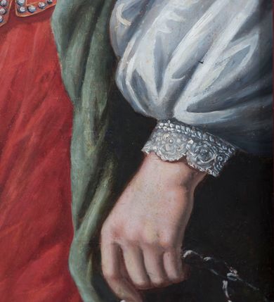 Zdjęcie nr 10: Obraz w kształcie stojącego prostokąta zamkniętego półkolistym łukiem nadwieszonym przedstawia całopostaciowy wizerunek Madonny z Dzieciątkiem w otoczeniu św. Małgorzaty i św. Katarzyny Aleksandryjskiej. Stojąca w wydatnym kontrapoście Maria nieznacznie zwrócona jest w trzech czwartych w lewo. Długie, falowane, jasnobrązowe włosy opadają na ramiona i plecy. Maria ubrana jest w jasnoczerwoną, spiętą w pasie suknię z lamowanym wykończeniem dekoltu z koronką oraz narzucony na ramiona, podwinięty pod prawą rękę i osłaniający prawą nogę niebieski płaszcz ze złoconym obszyciem. Pod jej stopami znajduje się sierp księżyca. Prawą dłonią wskazuje na podtrzymywane lewą ręką Dzieciątko Jezus w trzech czwartych zwrócone w prawo. Subtelną, o dziecięcych rysach twarz ujmują krótkie, kręcone włosy z pojedynczym puklem nad czołem. Jezus ubrany jest w długą, białą suknię, przewiązaną w pasie i z podobnym do sukni Marii wykończeiem dekoltu. W prawej, nieznacznie uniesionej ręce trzyma jabłko, lewą, lekko zgiętą w łokciu, opuszcza wzdłuż ciała. Po prawej stronie Madonny stoi w kontrapoście, zwrócona w trzech czwartych w prawo św. Małgorzata. Długie, jasnobrązowe włosy opadają na plecy. Święta ubrana jest w długą, czerwoną suknię częściowo obszytą perłami, z odciętym gorsetem o kwadratowym dekolcie i krótkich, szerokich rękawach, spod których widoczna jest biała koszula o obszernych, bufiastych rękawach i wąskich mankietach. Plecy osłania długi, zielony płaszcz, którego poła wsunięta jest pod lewą, opuszczoną wzdłuż ciała ręką. W prawej, wspartej na piersiach święta trzyma niewielki krzyż. Pod jej stopami znajduje się sylwetka spoglądającego do góry smoka z obrożą na szyi, której łańcuch święta trzyma w lewej dłoni. Tuż nad lewym ramieniem św. Małgorzaty unosi się biały gołąb. Po lewej stronie Madonny stoi w kontrapoście św. Katarzyna Aleksandryjska zwrócona w trzech czwartych lewo. Zaczesane do tyłu długie włosy opadają na plecy. Święta ubrana jest w jasnofioletową spódnicę i białą koszulę której obszerny kołnierz i szeroki rękaw z wąskim mankietem widoczne są spod sięgającej kolan, zielonej sukni o podsuniętych, szerokich rękawach i bogato kameryzowanym gorsecie. Rękami podtrzymuje zsuwający się z pleców czerwony płaszcz. W lewej, uniesionej na wysokości talii ręce trzyma gałązkę palmową, prawą, opuszczoną w dół podtrzymuje wsparty na podłożu miecz. U stóp świętej leży fragment złamanego koła. Owalne twarze Marii i świętych charakteryzuje jasna karnacja, delikatny modelunek, subtelne, młodzieńcze rysy oraz lekko zaróżowione policzki. Głowę Madonny i Dzieciątka wieńczą zamknięte korony, a świętych – korony w typie otwartym; wszystkie są kameryzowane. W górnej partii przedstawienia unosi się para ubranych w jasnoróżowe sukienki aniołów nakładających koronę na głowę Marii i  trzymających w dłoniach gałązki palmowe. Tło przedstawienia jest złocone z rytą dekoracją w formie ornamentyki roślinnej, głowy świętych, Marii i Dzieciątka okalają nimby, natomiast u góry kompozycji widoczny jest fragment tarczy słonecznej.      