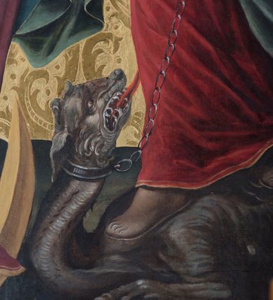 Zdjęcie nr 11: Obraz w kształcie stojącego prostokąta zamkniętego półkolistym łukiem nadwieszonym przedstawia całopostaciowy wizerunek Madonny z Dzieciątkiem w otoczeniu św. Małgorzaty i św. Katarzyny Aleksandryjskiej. Stojąca w wydatnym kontrapoście Maria nieznacznie zwrócona jest w trzech czwartych w lewo. Długie, falowane, jasnobrązowe włosy opadają na ramiona i plecy. Maria ubrana jest w jasnoczerwoną, spiętą w pasie suknię z lamowanym wykończeniem dekoltu z koronką oraz narzucony na ramiona, podwinięty pod prawą rękę i osłaniający prawą nogę niebieski płaszcz ze złoconym obszyciem. Pod jej stopami znajduje się sierp księżyca. Prawą dłonią wskazuje na podtrzymywane lewą ręką Dzieciątko Jezus w trzech czwartych zwrócone w prawo. Subtelną, o dziecięcych rysach twarz ujmują krótkie, kręcone włosy z pojedynczym puklem nad czołem. Jezus ubrany jest w długą, białą suknię, przewiązaną w pasie i z podobnym do sukni Marii wykończeiem dekoltu. W prawej, nieznacznie uniesionej ręce trzyma jabłko, lewą, lekko zgiętą w łokciu, opuszcza wzdłuż ciała. Po prawej stronie Madonny stoi w kontrapoście, zwrócona w trzech czwartych w prawo św. Małgorzata. Długie, jasnobrązowe włosy opadają na plecy. Święta ubrana jest w długą, czerwoną suknię częściowo obszytą perłami, z odciętym gorsetem o kwadratowym dekolcie i krótkich, szerokich rękawach, spod których widoczna jest biała koszula o obszernych, bufiastych rękawach i wąskich mankietach. Plecy osłania długi, zielony płaszcz, którego poła wsunięta jest pod lewą, opuszczoną wzdłuż ciała ręką. W prawej, wspartej na piersiach święta trzyma niewielki krzyż. Pod jej stopami znajduje się sylwetka spoglądającego do góry smoka z obrożą na szyi, której łańcuch święta trzyma w lewej dłoni. Tuż nad lewym ramieniem św. Małgorzaty unosi się biały gołąb. Po lewej stronie Madonny stoi w kontrapoście św. Katarzyna Aleksandryjska zwrócona w trzech czwartych lewo. Zaczesane do tyłu długie włosy opadają na plecy. Święta ubrana jest w jasnofioletową spódnicę i białą koszulę której obszerny kołnierz i szeroki rękaw z wąskim mankietem widoczne są spod sięgającej kolan, zielonej sukni o podsuniętych, szerokich rękawach i bogato kameryzowanym gorsecie. Rękami podtrzymuje zsuwający się z pleców czerwony płaszcz. W lewej, uniesionej na wysokości talii ręce trzyma gałązkę palmową, prawą, opuszczoną w dół podtrzymuje wsparty na podłożu miecz. U stóp świętej leży fragment złamanego koła. Owalne twarze Marii i świętych charakteryzuje jasna karnacja, delikatny modelunek, subtelne, młodzieńcze rysy oraz lekko zaróżowione policzki. Głowę Madonny i Dzieciątka wieńczą zamknięte korony, a świętych – korony w typie otwartym; wszystkie są kameryzowane. W górnej partii przedstawienia unosi się para ubranych w jasnoróżowe sukienki aniołów nakładających koronę na głowę Marii i  trzymających w dłoniach gałązki palmowe. Tło przedstawienia jest złocone z rytą dekoracją w formie ornamentyki roślinnej, głowy świętych, Marii i Dzieciątka okalają nimby, natomiast u góry kompozycji widoczny jest fragment tarczy słonecznej.      