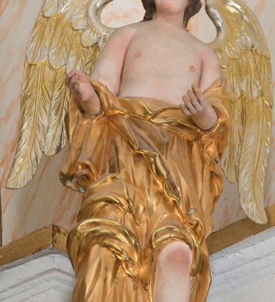 Zdjęcie nr 25: Ołtarz architektoniczny, dwukondygnacyjny, trójosiowy, ze zwieńczeniem. Ołtarz murowany, prostopadłościenny z marmurowym antepedium. Tabernakulum w formie prostopadłościennej, metalowej szafki ujętej parą ażurowych spływów wolutowych w formie stylizowanych wici akantowych. Drzwiczki, w kształcie zbliżonym do kwadratu, zdobione motywem krzyża i banderoli z napisem „IHS” ujętych kłosami zboża i kiściami winnej latorośli. Tron wystawienia w formie baldachimu wspartego na 4 kolumienkach. Krawędź zwieńczenia ujęta jest ornamentyką roślinną, w motywem kartusza z krzyżem po środku. Oś środkowa retabulum osadzona na wysokim, zdwojonym cokole o zryzalitowanych bokach. Pierwszą kondygnację ujmują dwie pary kolumn o kanelowanych trzonach i korynckich kapitelach, z czego wewnętrzne wysunięte względem lica nastawy, wspierających wyłamujące się ponad nimi belkowanie, w partii architrawu przybierające kształt  półkolistego łuku nadwieszonego; całość wieńczy forma trójkątnego przyczółka. Druga kondygnacja ujęta parą osadzonych na cokołach kolumn o trzonach zdobionych wicią winnej latorośli, wspierających delikatnie wyłamujące się ponad nimi belkowanie przerwane w partii fryzu u gzymsu. Zwieńczenie w formie trójkątnego, przerwanego przyczółka. W strefie zryzalitowanych po bokach cokołów osi bocznych para półkoliście zamkniętych bramek. Krawędzie zewnętrzne kondygnacji osi bocznych ujęte pojedynczymi kolumnami dźwigającymi wyłamujące się ponad nimi belkowanie wieńczące, będące przedłużeniem belkowania osi środkowej.  Pola cokołu retabulum wypełnione motywami ornamentyki roślinnej, w partii fryzu motywy małżowinowo-chrząstkowe. Druga kondygnacja osi środkowej ujęta parą ażurowych, małżowinowo-chrząstkowych uszaków, szczyt zwieńczenia w formie promienistej glorii z owalnym medalionem ujętym wieńcem obłoków, z monogramem imienia Jezus. Pola osi bocznych w dolnej partii zdobione motywami małżowinowo-chrząstkowego kartusza, w górnej owocowo-kwiatowymi festonami. Skrajne pola cokołu retabulum wypełnia para wizerunków – św. Pawła po prawej stronie i św. Piotra po lewej. Pole pierwszej kondygnacji osi środkowej ma formę płytkiej wnęki w kształcie stojącego prostokąta zamkniętego półkolistym łukiem nadwieszonym, ujętej bogato rzeźbioną ramą z motywem ornamentu małżowinowo-chrząstkowego, w środku obraz Matki Boskiej z Dzieciątkiem. Pole drugiej kondygnacji wypełnia obraz w kształcie leżącego prostokąta, ujęty szeroką ramą z uszakami w narożach, zdobioną ornamentem małżowinowo-chrząstkowym. Po bokach para półkoliście zamkniętych niszy z motywem konchy, wypełnionych parą figur – po prawej stronie św. Dominika, po lewej św. Antoni (?). Pola osi bocznych artykułuje para zamkniętych półkoliście niszy z motywami konchy, z parą rzeźb – św. Stanisława po prawej stronie i św. Wojciecha po lewej.  W szczycie osi bocznych pośrodku para rzeźb flankujących zwieńczenie ołtarza – po prawej stronie św. Wacława, po lewej św. Kazimierza, na końcach para figur aniołów. Struktura polichromowana w odcieniach koloru kremowego i beżowego, detal architektoniczny i ornamentyka złocone i srebrzone.