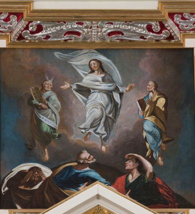 Zdjęcie nr 36: Ołtarz architektoniczny, dwukondygnacyjny, trójosiowy, ze zwieńczeniem. Ołtarz murowany, prostopadłościenny z marmurowym antepedium. Tabernakulum w formie prostopadłościennej, metalowej szafki ujętej parą ażurowych spływów wolutowych w formie stylizowanych wici akantowych. Drzwiczki, w kształcie zbliżonym do kwadratu, zdobione motywem krzyża i banderoli z napisem „IHS” ujętych kłosami zboża i kiściami winnej latorośli. Tron wystawienia w formie baldachimu wspartego na 4 kolumienkach. Krawędź zwieńczenia ujęta jest ornamentyką roślinną, w motywem kartusza z krzyżem po środku. Oś środkowa retabulum osadzona na wysokim, zdwojonym cokole o zryzalitowanych bokach. Pierwszą kondygnację ujmują dwie pary kolumn o kanelowanych trzonach i korynckich kapitelach, z czego wewnętrzne wysunięte względem lica nastawy, wspierających wyłamujące się ponad nimi belkowanie, w partii architrawu przybierające kształt  półkolistego łuku nadwieszonego; całość wieńczy forma trójkątnego przyczółka. Druga kondygnacja ujęta parą osadzonych na cokołach kolumn o trzonach zdobionych wicią winnej latorośli, wspierających delikatnie wyłamujące się ponad nimi belkowanie przerwane w partii fryzu u gzymsu. Zwieńczenie w formie trójkątnego, przerwanego przyczółka. W strefie zryzalitowanych po bokach cokołów osi bocznych para półkoliście zamkniętych bramek. Krawędzie zewnętrzne kondygnacji osi bocznych ujęte pojedynczymi kolumnami dźwigającymi wyłamujące się ponad nimi belkowanie wieńczące, będące przedłużeniem belkowania osi środkowej.  Pola cokołu retabulum wypełnione motywami ornamentyki roślinnej, w partii fryzu motywy małżowinowo-chrząstkowe. Druga kondygnacja osi środkowej ujęta parą ażurowych, małżowinowo-chrząstkowych uszaków, szczyt zwieńczenia w formie promienistej glorii z owalnym medalionem ujętym wieńcem obłoków, z monogramem imienia Jezus. Pola osi bocznych w dolnej partii zdobione motywami małżowinowo-chrząstkowego kartusza, w górnej owocowo-kwiatowymi festonami. Skrajne pola cokołu retabulum wypełnia para wizerunków – św. Pawła po prawej stronie i św. Piotra po lewej. Pole pierwszej kondygnacji osi środkowej ma formę płytkiej wnęki w kształcie stojącego prostokąta zamkniętego półkolistym łukiem nadwieszonym, ujętej bogato rzeźbioną ramą z motywem ornamentu małżowinowo-chrząstkowego, w środku obraz Matki Boskiej z Dzieciątkiem. Pole drugiej kondygnacji wypełnia obraz w kształcie leżącego prostokąta, ujęty szeroką ramą z uszakami w narożach, zdobioną ornamentem małżowinowo-chrząstkowym. Po bokach para półkoliście zamkniętych niszy z motywem konchy, wypełnionych parą figur – po prawej stronie św. Dominika, po lewej św. Antoni (?). Pola osi bocznych artykułuje para zamkniętych półkoliście niszy z motywami konchy, z parą rzeźb – św. Stanisława po prawej stronie i św. Wojciecha po lewej.  W szczycie osi bocznych pośrodku para rzeźb flankujących zwieńczenie ołtarza – po prawej stronie św. Wacława, po lewej św. Kazimierza, na końcach para figur aniołów. Struktura polichromowana w odcieniach koloru kremowego i beżowego, detal architektoniczny i ornamentyka złocone i srebrzone.