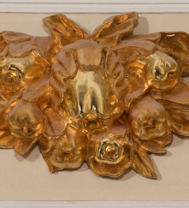 Zdjęcie nr 26: Ołtarz architektoniczny, dwukondygnacyjny, trójosiowy, ze zwieńczeniem. Ołtarz murowany, prostopadłościenny z marmurowym antepedium. Tabernakulum w formie prostopadłościennej, metalowej szafki ujętej parą ażurowych spływów wolutowych w formie stylizowanych wici akantowych. Drzwiczki, w kształcie zbliżonym do kwadratu, zdobione motywem krzyża i banderoli z napisem „IHS” ujętych kłosami zboża i kiściami winnej latorośli. Tron wystawienia w formie baldachimu wspartego na 4 kolumienkach. Krawędź zwieńczenia ujęta jest ornamentyką roślinną, w motywem kartusza z krzyżem po środku. Oś środkowa retabulum osadzona na wysokim, zdwojonym cokole o zryzalitowanych bokach. Pierwszą kondygnację ujmują dwie pary kolumn o kanelowanych trzonach i korynckich kapitelach, z czego wewnętrzne wysunięte względem lica nastawy, wspierających wyłamujące się ponad nimi belkowanie, w partii architrawu przybierające kształt  półkolistego łuku nadwieszonego; całość wieńczy forma trójkątnego przyczółka. Druga kondygnacja ujęta parą osadzonych na cokołach kolumn o trzonach zdobionych wicią winnej latorośli, wspierających delikatnie wyłamujące się ponad nimi belkowanie przerwane w partii fryzu u gzymsu. Zwieńczenie w formie trójkątnego, przerwanego przyczółka. W strefie zryzalitowanych po bokach cokołów osi bocznych para półkoliście zamkniętych bramek. Krawędzie zewnętrzne kondygnacji osi bocznych ujęte pojedynczymi kolumnami dźwigającymi wyłamujące się ponad nimi belkowanie wieńczące, będące przedłużeniem belkowania osi środkowej.  Pola cokołu retabulum wypełnione motywami ornamentyki roślinnej, w partii fryzu motywy małżowinowo-chrząstkowe. Druga kondygnacja osi środkowej ujęta parą ażurowych, małżowinowo-chrząstkowych uszaków, szczyt zwieńczenia w formie promienistej glorii z owalnym medalionem ujętym wieńcem obłoków, z monogramem imienia Jezus. Pola osi bocznych w dolnej partii zdobione motywami małżowinowo-chrząstkowego kartusza, w górnej owocowo-kwiatowymi festonami. Skrajne pola cokołu retabulum wypełnia para wizerunków – św. Pawła po prawej stronie i św. Piotra po lewej. Pole pierwszej kondygnacji osi środkowej ma formę płytkiej wnęki w kształcie stojącego prostokąta zamkniętego półkolistym łukiem nadwieszonym, ujętej bogato rzeźbioną ramą z motywem ornamentu małżowinowo-chrząstkowego, w środku obraz Matki Boskiej z Dzieciątkiem. Pole drugiej kondygnacji wypełnia obraz w kształcie leżącego prostokąta, ujęty szeroką ramą z uszakami w narożach, zdobioną ornamentem małżowinowo-chrząstkowym. Po bokach para półkoliście zamkniętych niszy z motywem konchy, wypełnionych parą figur – po prawej stronie św. Dominika, po lewej św. Antoni (?). Pola osi bocznych artykułuje para zamkniętych półkoliście niszy z motywami konchy, z parą rzeźb – św. Stanisława po prawej stronie i św. Wojciecha po lewej.  W szczycie osi bocznych pośrodku para rzeźb flankujących zwieńczenie ołtarza – po prawej stronie św. Wacława, po lewej św. Kazimierza, na końcach para figur aniołów. Struktura polichromowana w odcieniach koloru kremowego i beżowego, detal architektoniczny i ornamentyka złocone i srebrzone.