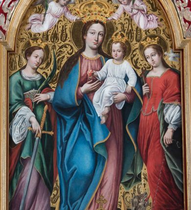 Zdjęcie nr 28: Ołtarz architektoniczny, dwukondygnacyjny, trójosiowy, ze zwieńczeniem. Ołtarz murowany, prostopadłościenny z marmurowym antepedium. Tabernakulum w formie prostopadłościennej, metalowej szafki ujętej parą ażurowych spływów wolutowych w formie stylizowanych wici akantowych. Drzwiczki, w kształcie zbliżonym do kwadratu, zdobione motywem krzyża i banderoli z napisem „IHS” ujętych kłosami zboża i kiściami winnej latorośli. Tron wystawienia w formie baldachimu wspartego na 4 kolumienkach. Krawędź zwieńczenia ujęta jest ornamentyką roślinną, w motywem kartusza z krzyżem po środku. Oś środkowa retabulum osadzona na wysokim, zdwojonym cokole o zryzalitowanych bokach. Pierwszą kondygnację ujmują dwie pary kolumn o kanelowanych trzonach i korynckich kapitelach, z czego wewnętrzne wysunięte względem lica nastawy, wspierających wyłamujące się ponad nimi belkowanie, w partii architrawu przybierające kształt  półkolistego łuku nadwieszonego; całość wieńczy forma trójkątnego przyczółka. Druga kondygnacja ujęta parą osadzonych na cokołach kolumn o trzonach zdobionych wicią winnej latorośli, wspierających delikatnie wyłamujące się ponad nimi belkowanie przerwane w partii fryzu u gzymsu. Zwieńczenie w formie trójkątnego, przerwanego przyczółka. W strefie zryzalitowanych po bokach cokołów osi bocznych para półkoliście zamkniętych bramek. Krawędzie zewnętrzne kondygnacji osi bocznych ujęte pojedynczymi kolumnami dźwigającymi wyłamujące się ponad nimi belkowanie wieńczące, będące przedłużeniem belkowania osi środkowej.  Pola cokołu retabulum wypełnione motywami ornamentyki roślinnej, w partii fryzu motywy małżowinowo-chrząstkowe. Druga kondygnacja osi środkowej ujęta parą ażurowych, małżowinowo-chrząstkowych uszaków, szczyt zwieńczenia w formie promienistej glorii z owalnym medalionem ujętym wieńcem obłoków, z monogramem imienia Jezus. Pola osi bocznych w dolnej partii zdobione motywami małżowinowo-chrząstkowego kartusza, w górnej owocowo-kwiatowymi festonami. Skrajne pola cokołu retabulum wypełnia para wizerunków – św. Pawła po prawej stronie i św. Piotra po lewej. Pole pierwszej kondygnacji osi środkowej ma formę płytkiej wnęki w kształcie stojącego prostokąta zamkniętego półkolistym łukiem nadwieszonym, ujętej bogato rzeźbioną ramą z motywem ornamentu małżowinowo-chrząstkowego, w środku obraz Matki Boskiej z Dzieciątkiem. Pole drugiej kondygnacji wypełnia obraz w kształcie leżącego prostokąta, ujęty szeroką ramą z uszakami w narożach, zdobioną ornamentem małżowinowo-chrząstkowym. Po bokach para półkoliście zamkniętych niszy z motywem konchy, wypełnionych parą figur – po prawej stronie św. Dominika, po lewej św. Antoni (?). Pola osi bocznych artykułuje para zamkniętych półkoliście niszy z motywami konchy, z parą rzeźb – św. Stanisława po prawej stronie i św. Wojciecha po lewej.  W szczycie osi bocznych pośrodku para rzeźb flankujących zwieńczenie ołtarza – po prawej stronie św. Wacława, po lewej św. Kazimierza, na końcach para figur aniołów. Struktura polichromowana w odcieniach koloru kremowego i beżowego, detal architektoniczny i ornamentyka złocone i srebrzone.